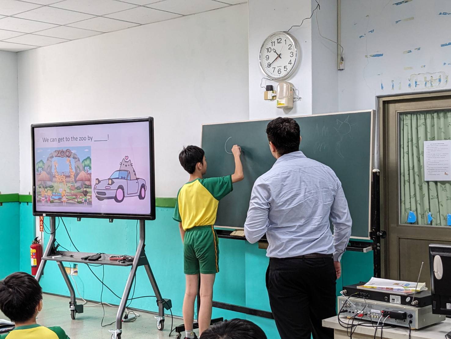 學生上台練習拼寫單字