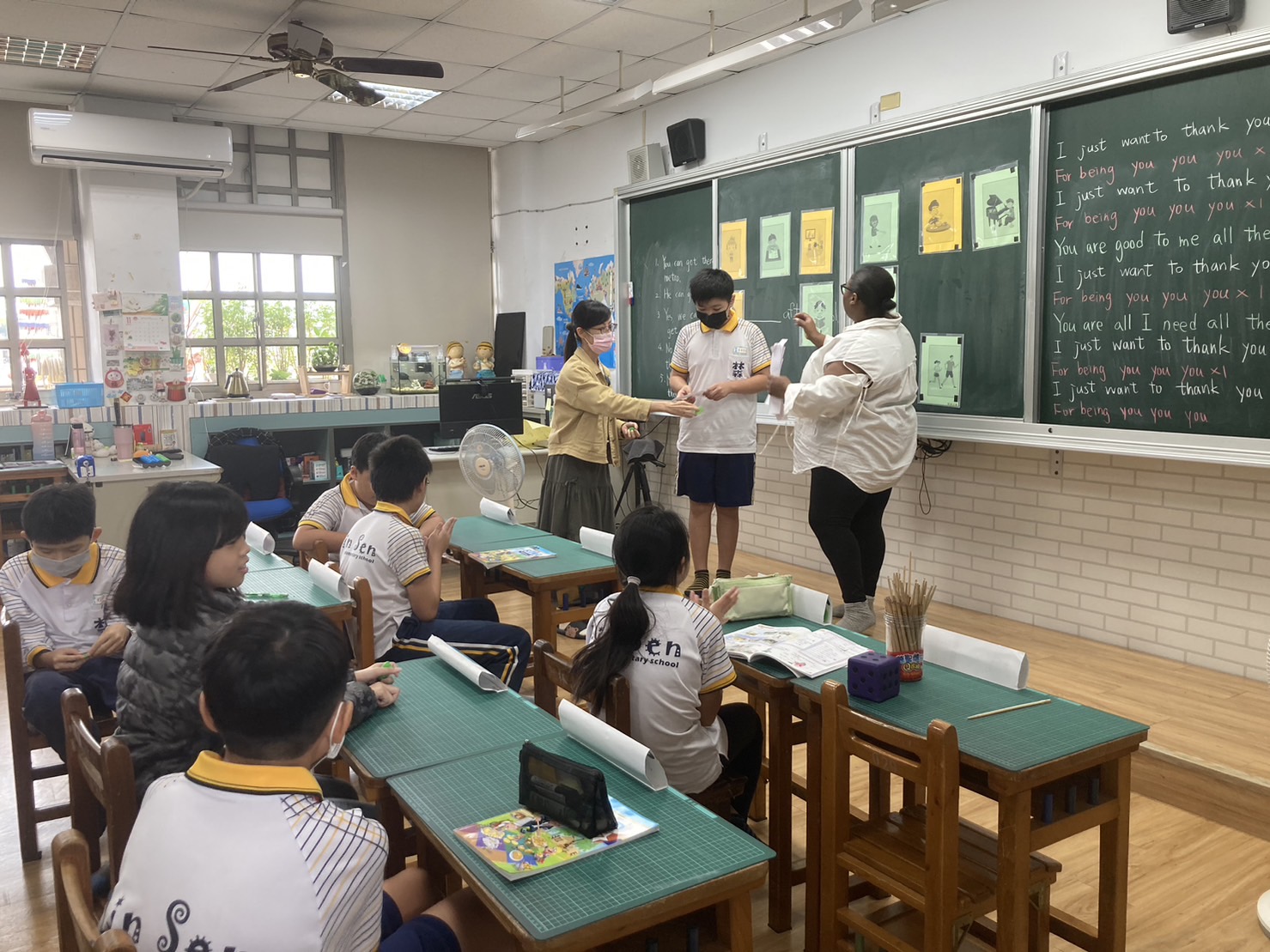 學生們回答問題
