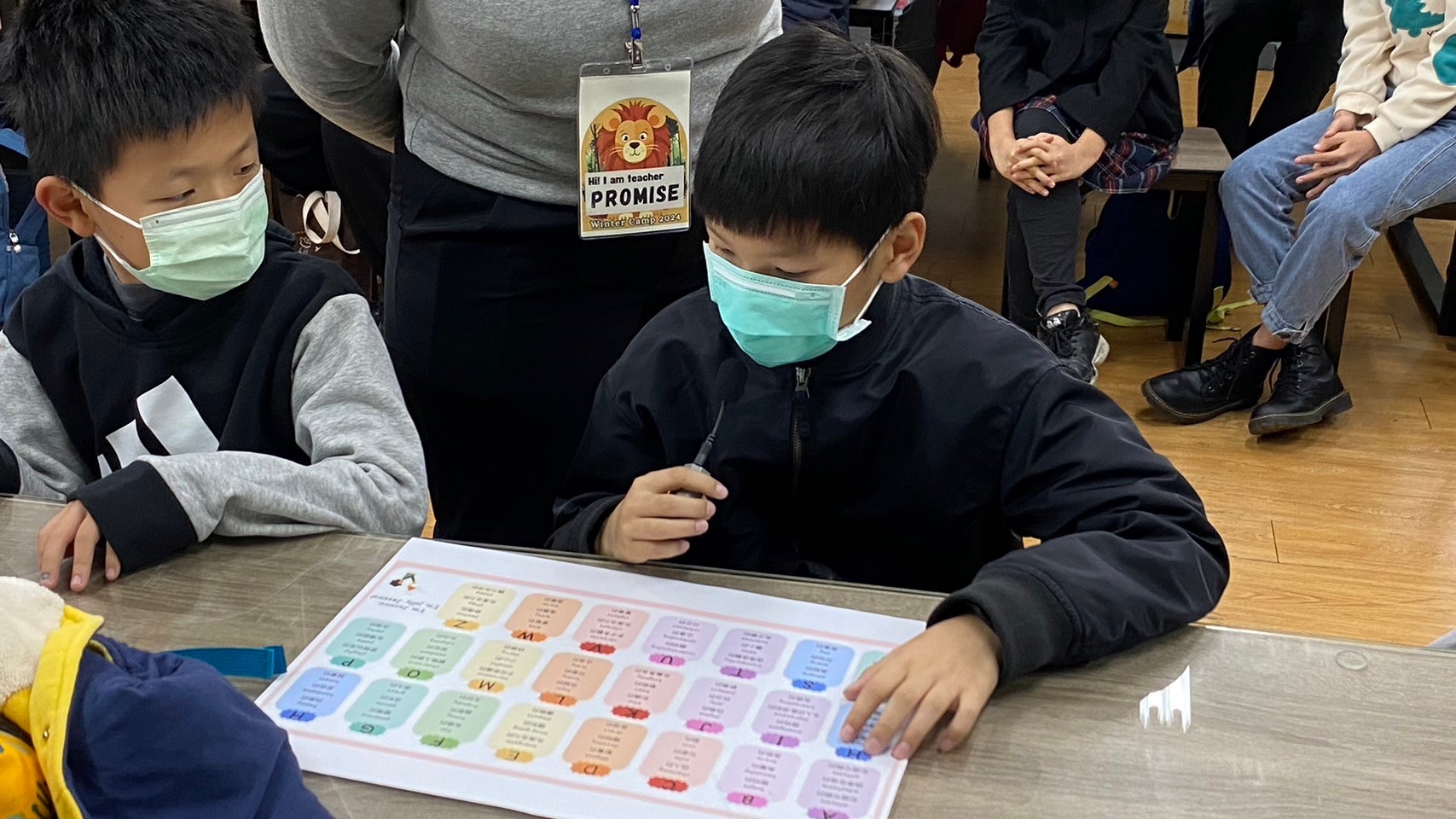 學生在找適合自己的形容詞