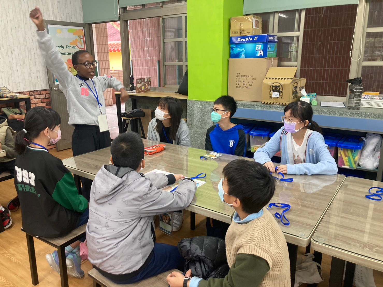 Zoey老師帶學生練習Tiger Team的隊呼
