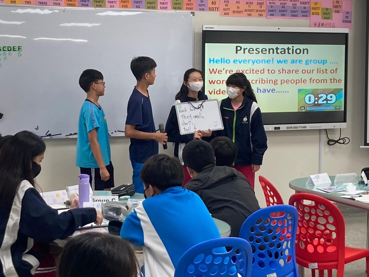 學生上台分享小組成果