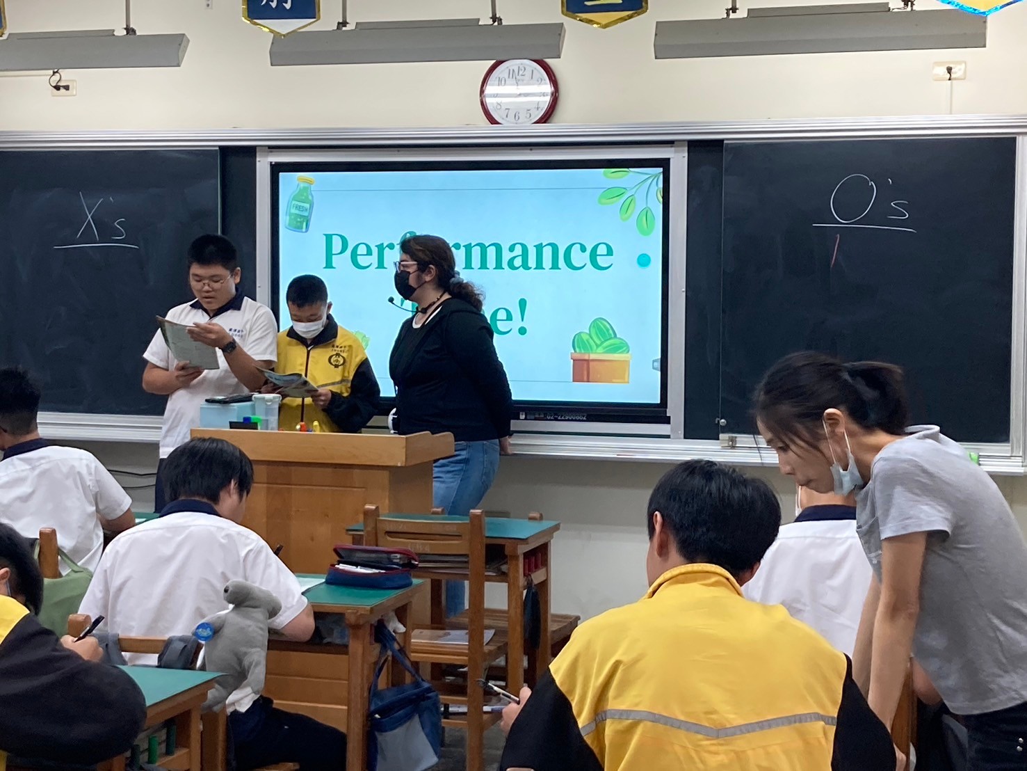 Kimberly協助學生完成英文朗讀