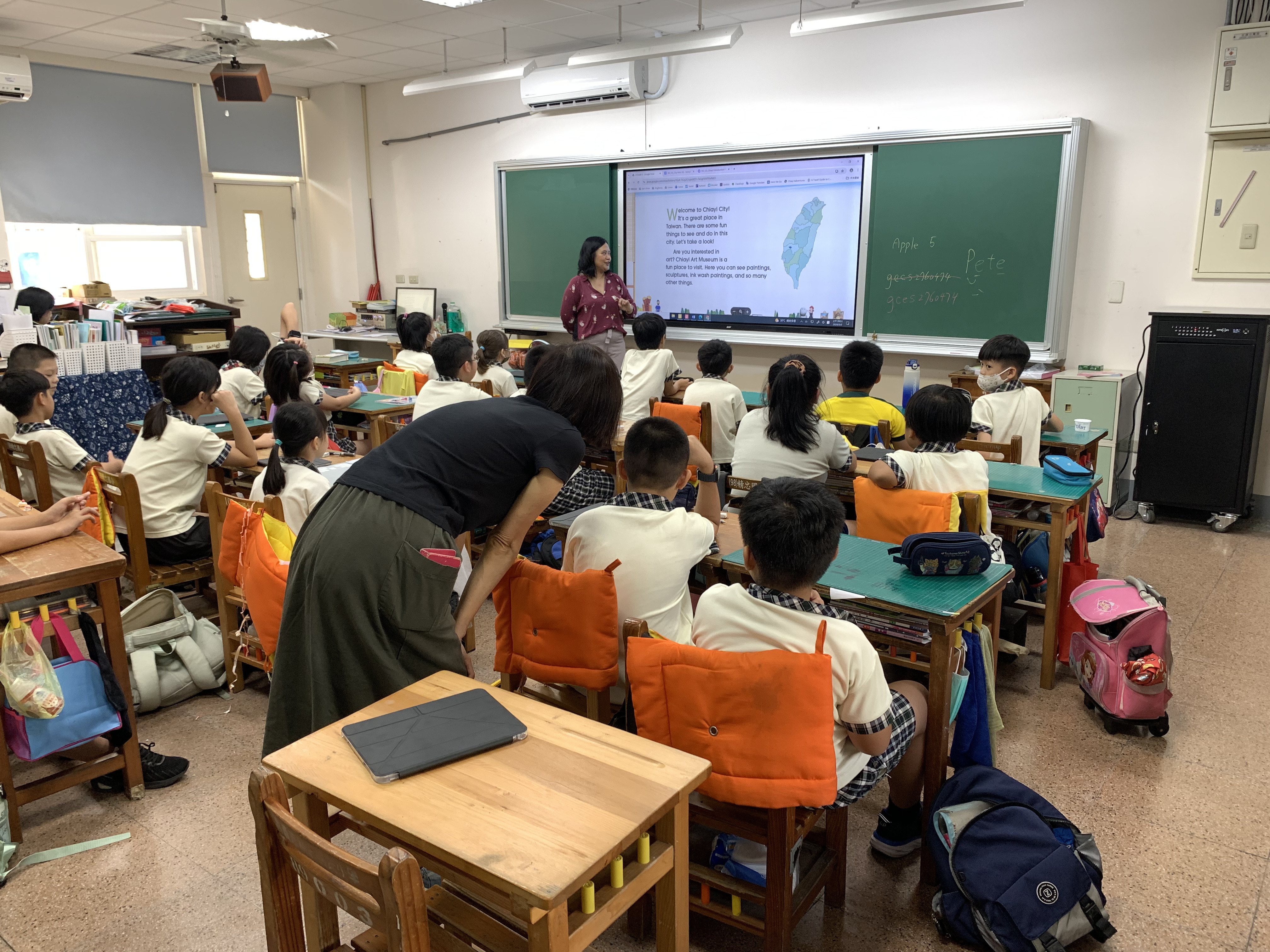 中師協助小朋友中