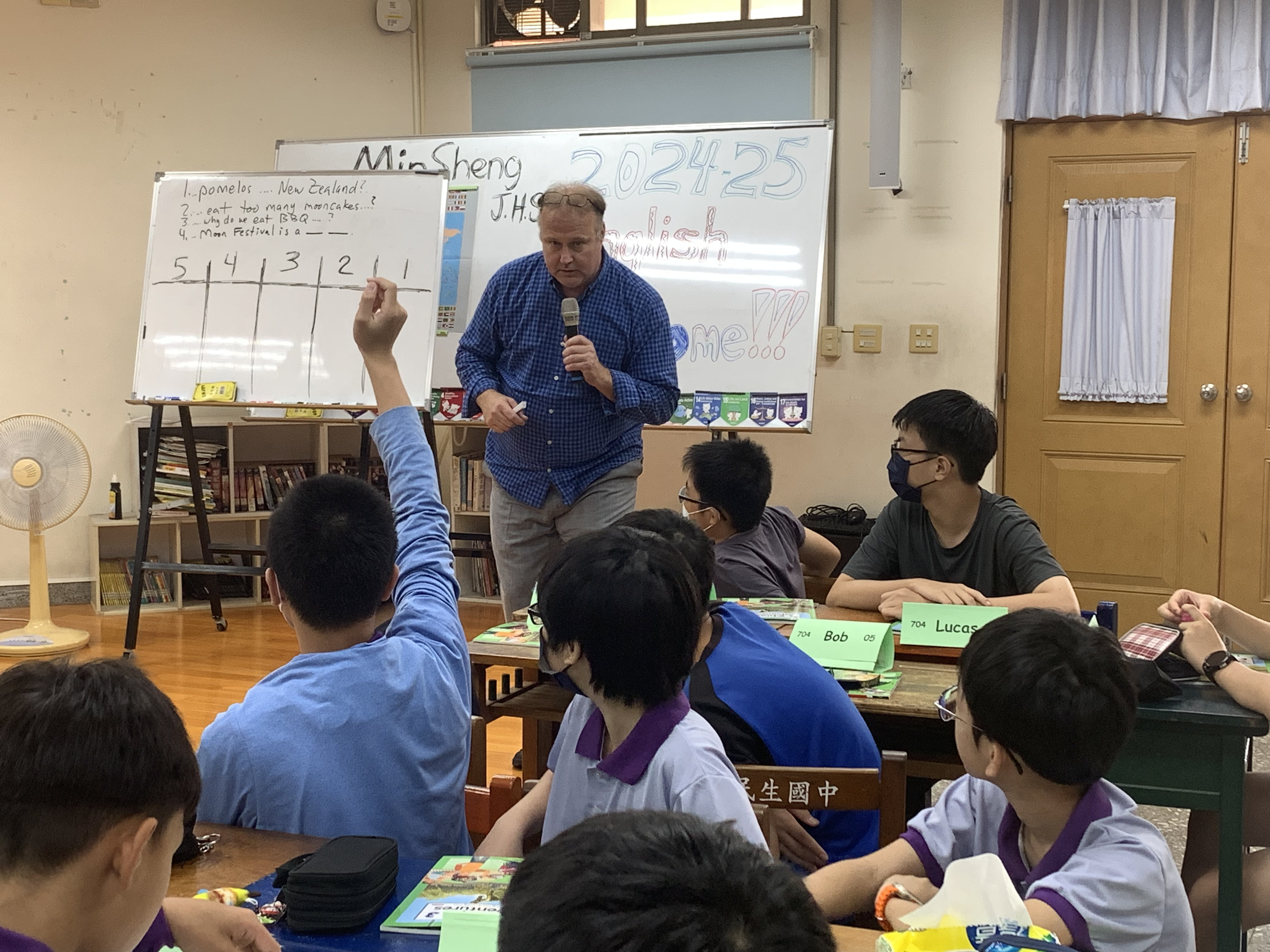 外師與同學互動中-2