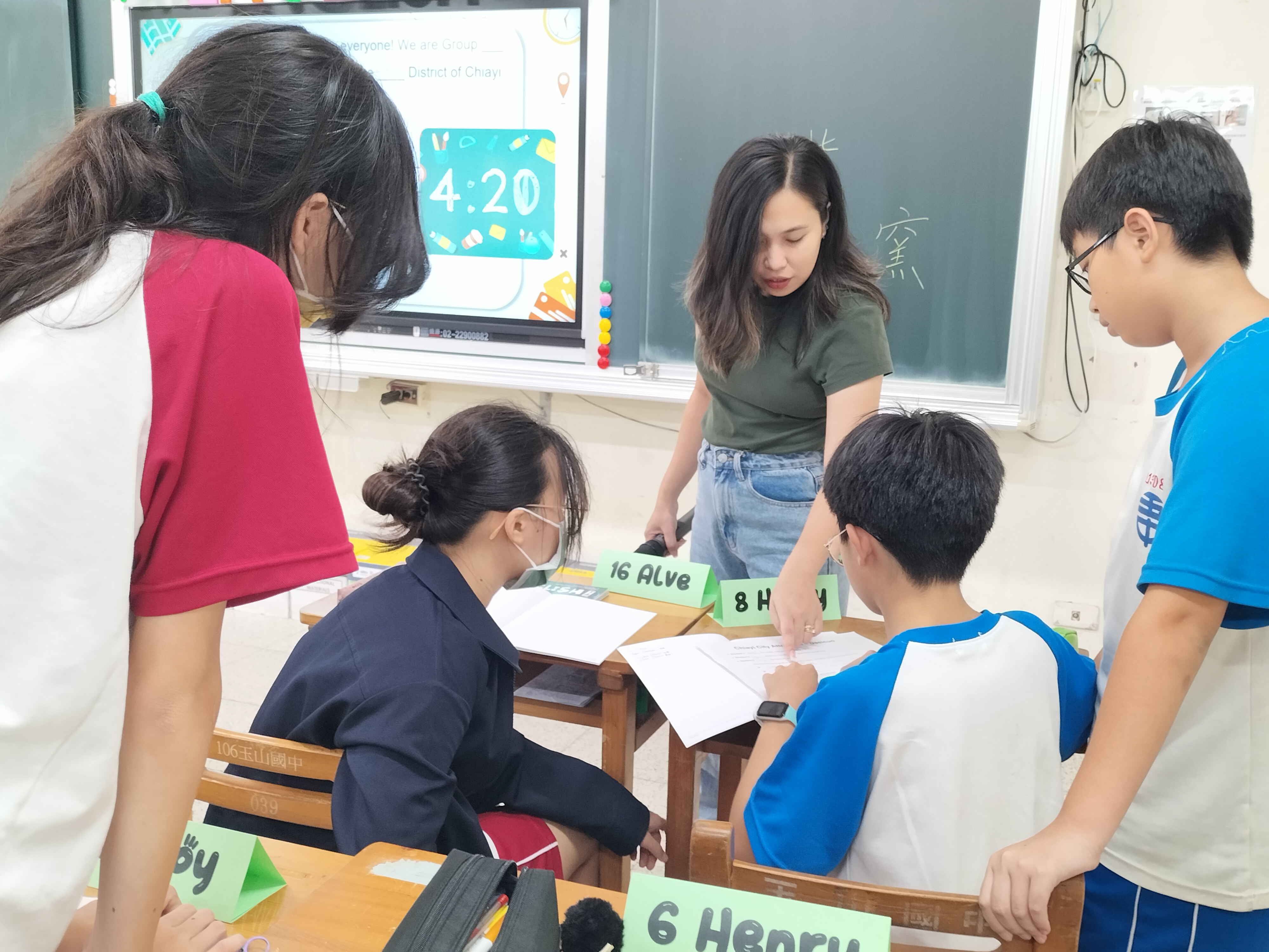 小組和Mona老師合作完成學習單(2)