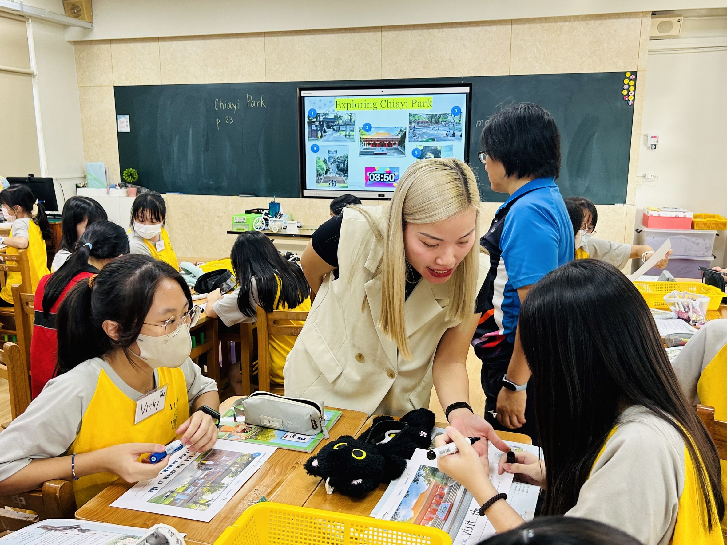 老師指導學生