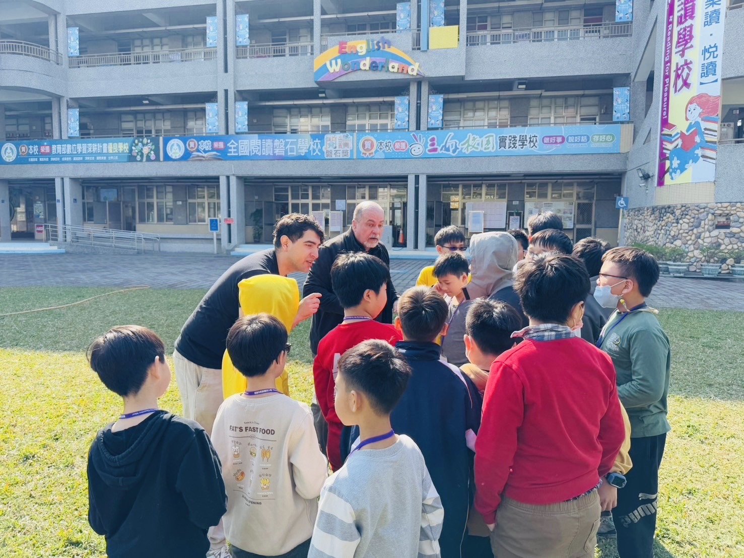 先與各自的外師討論這回合要扮演角色