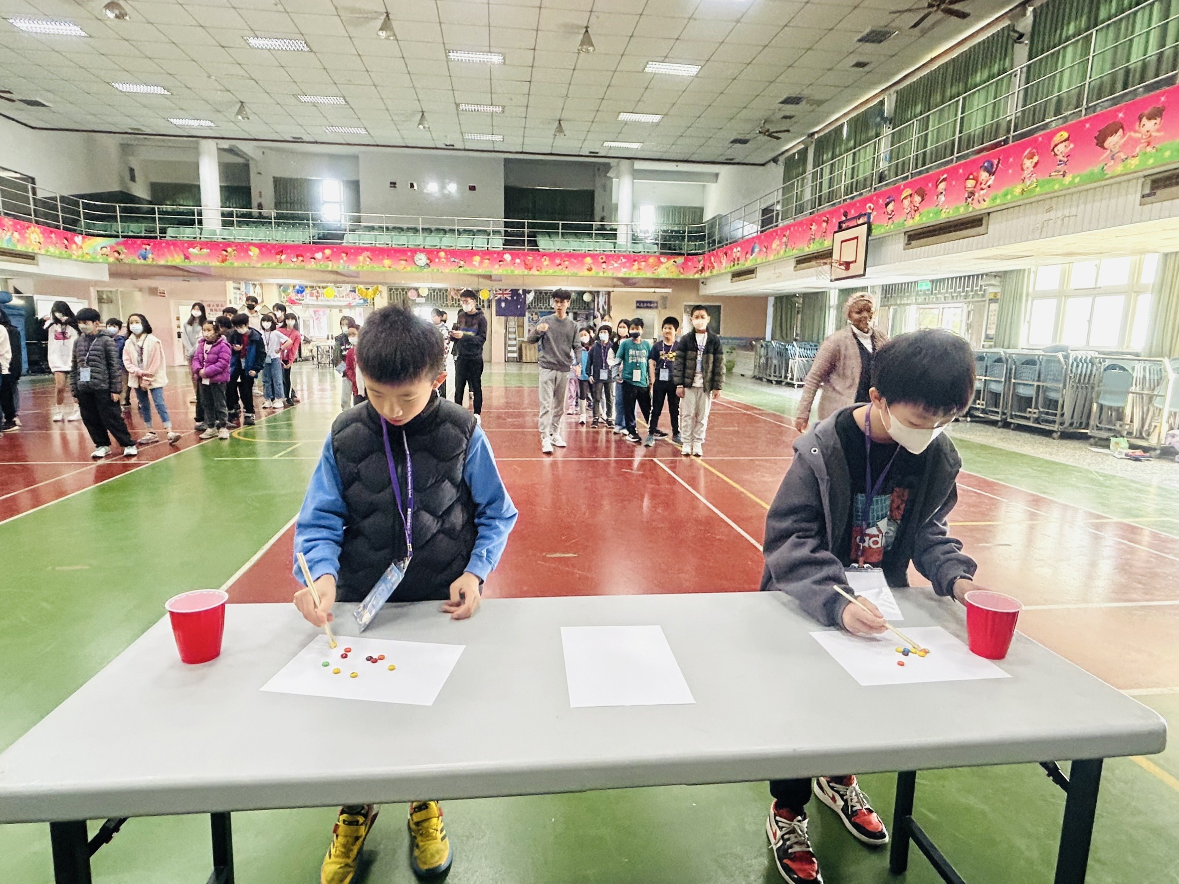 學生用筷子夾巧克力球