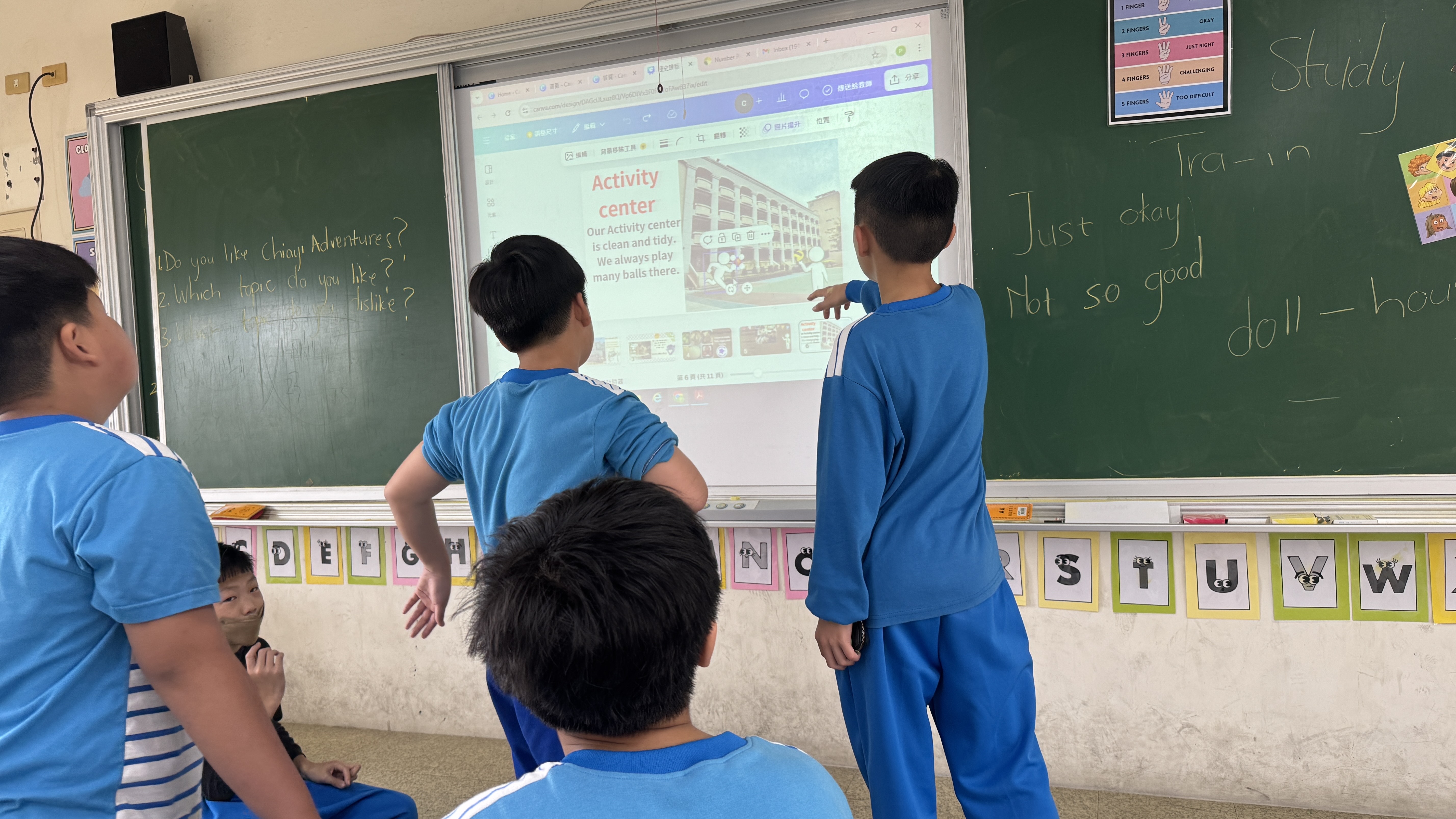 學生們討論PPT內容