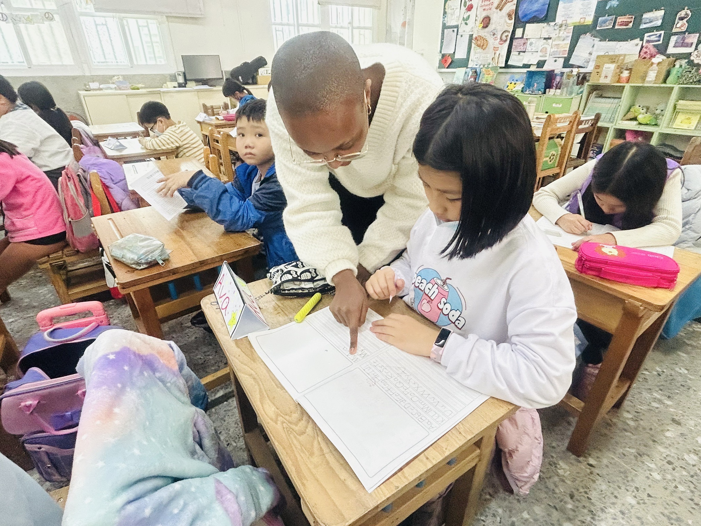 老師指導學生