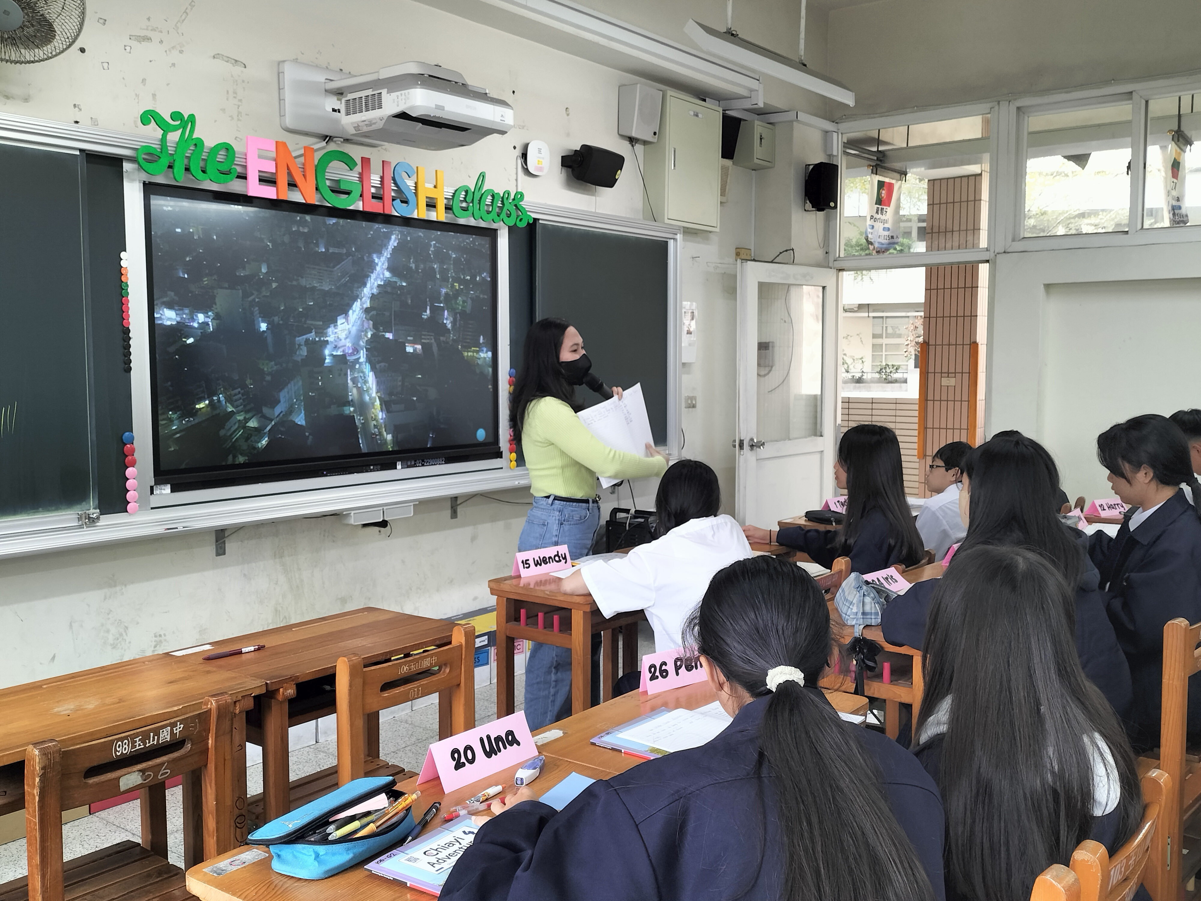 提醒同學將影片內容寫在筆記本中