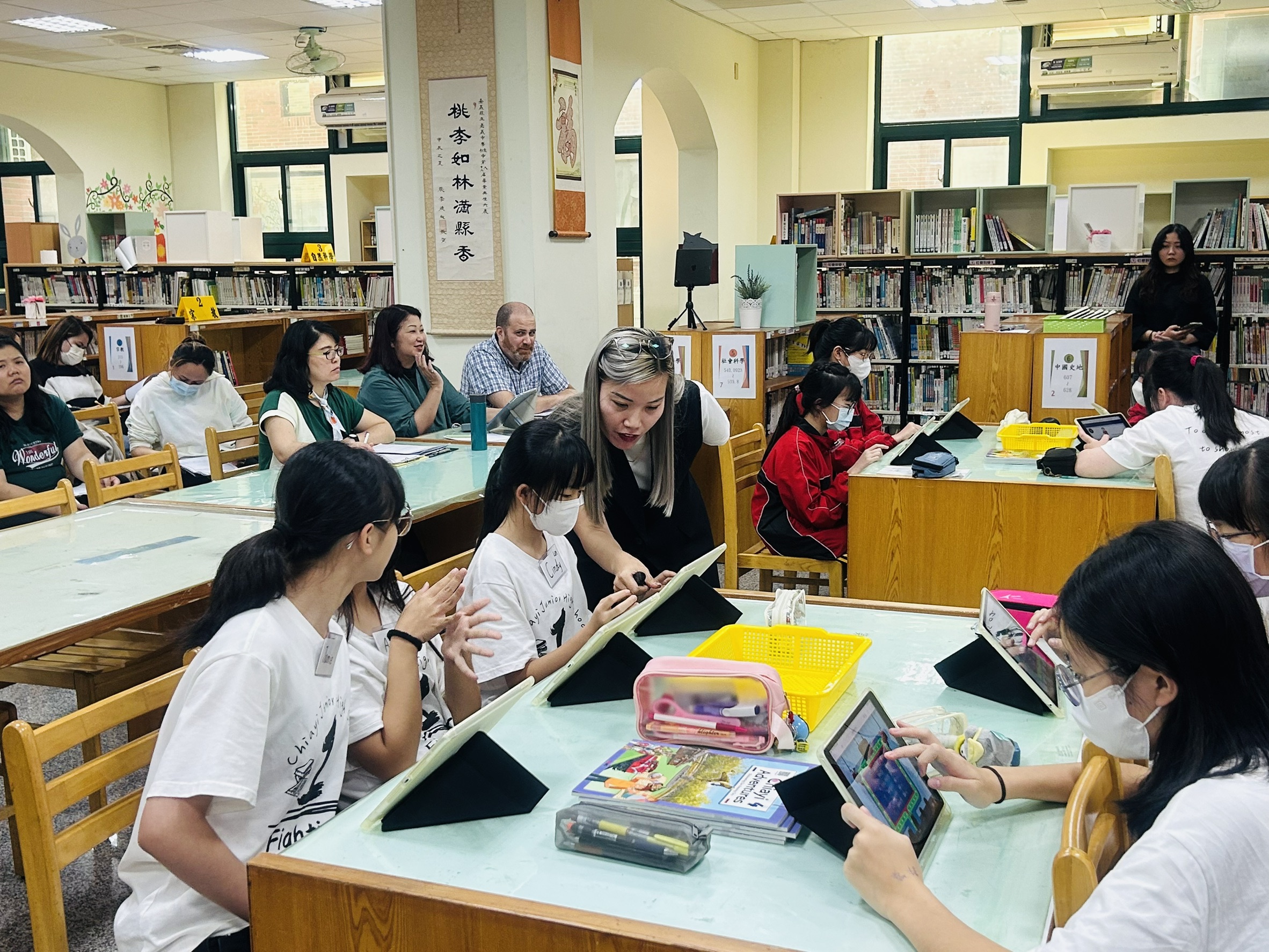 老師指導學生