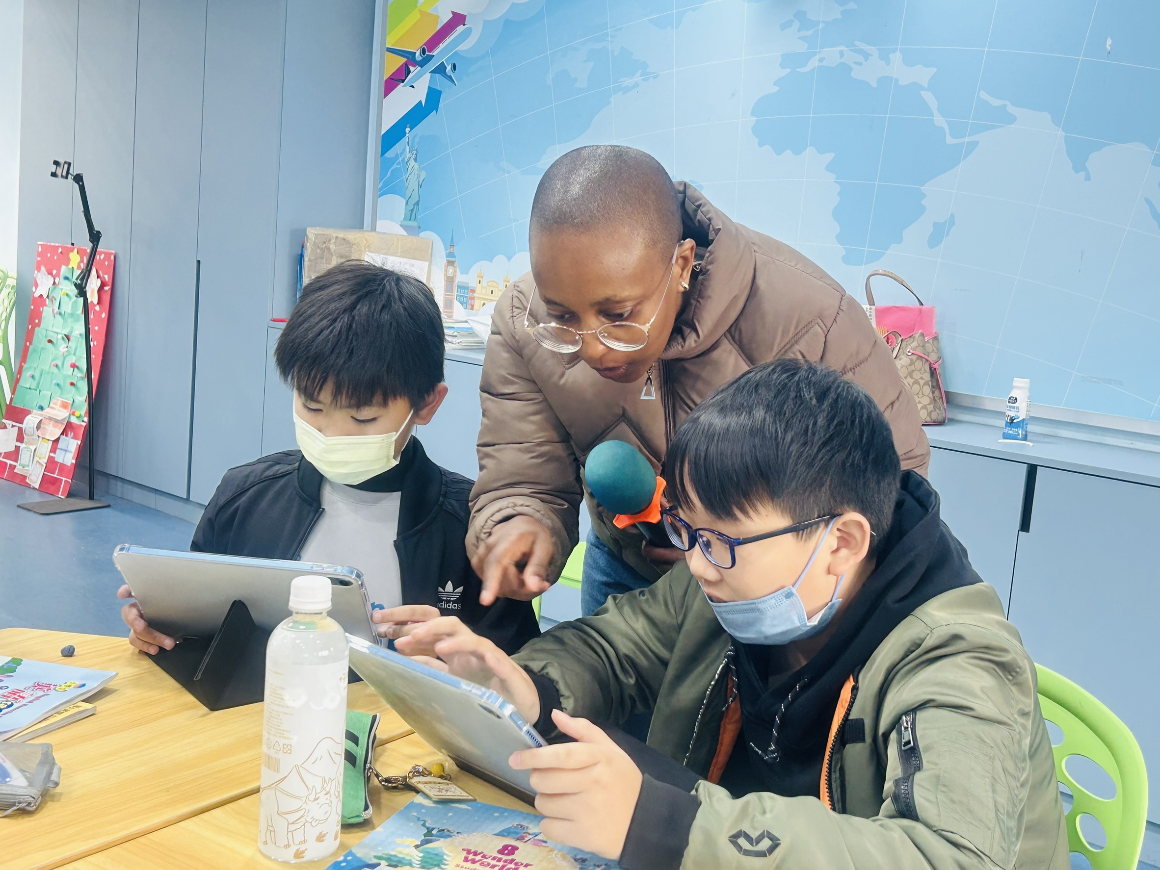 The teacher guide students