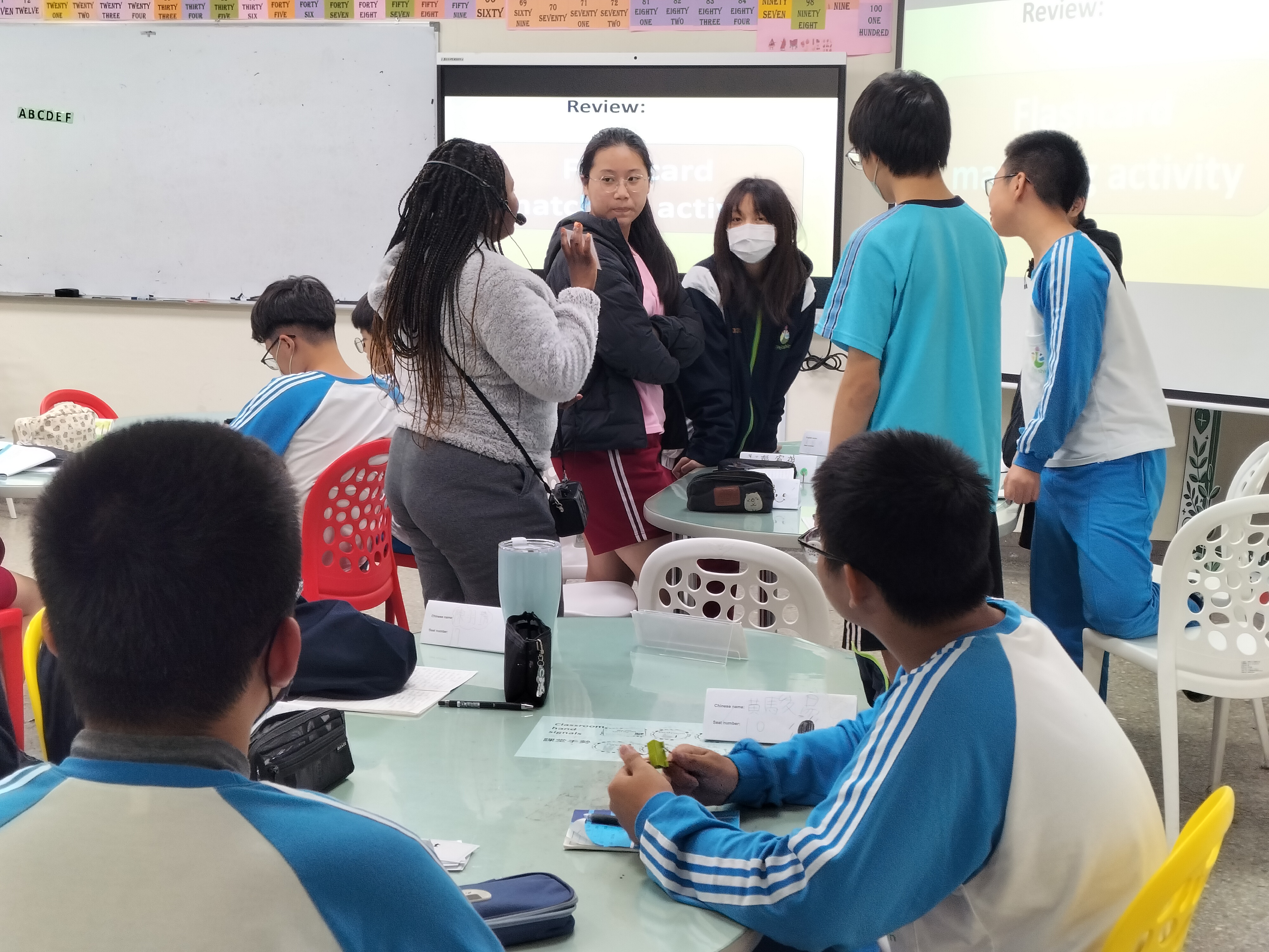同學們輪流回答老師字卡內容
