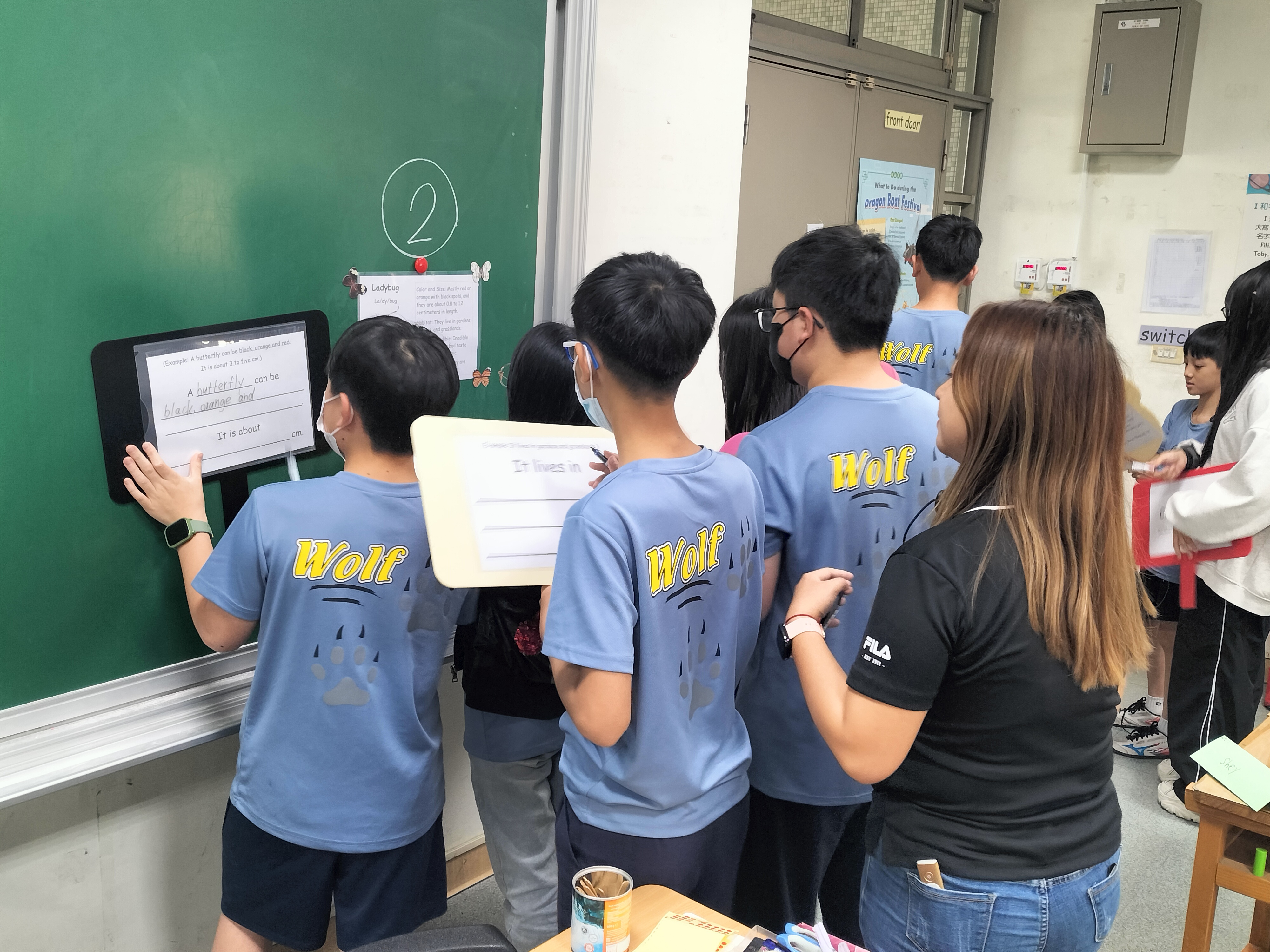 小組輪流寫下昆蟲資訊
