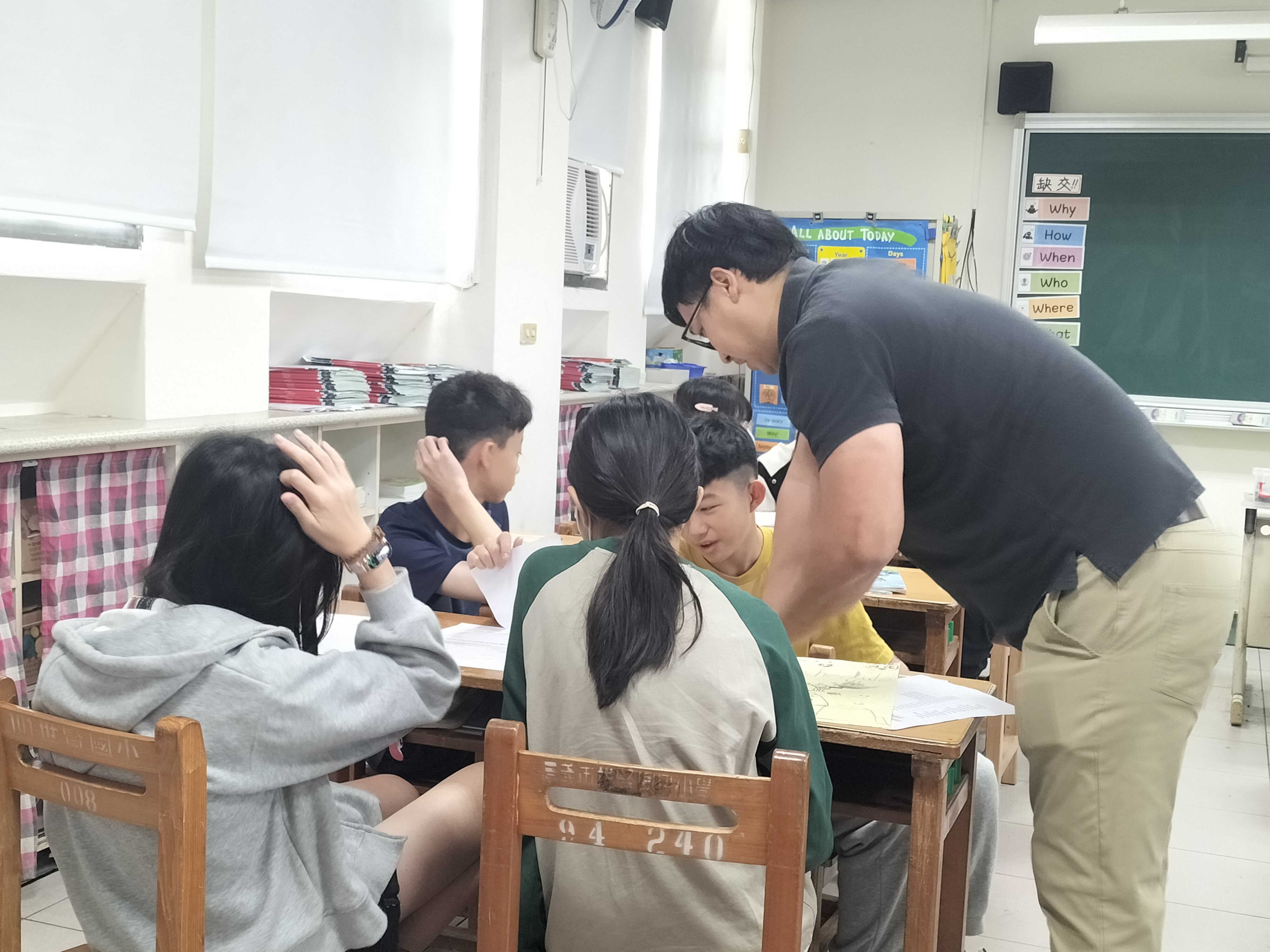 Rod老師協助各組練習口說(4)