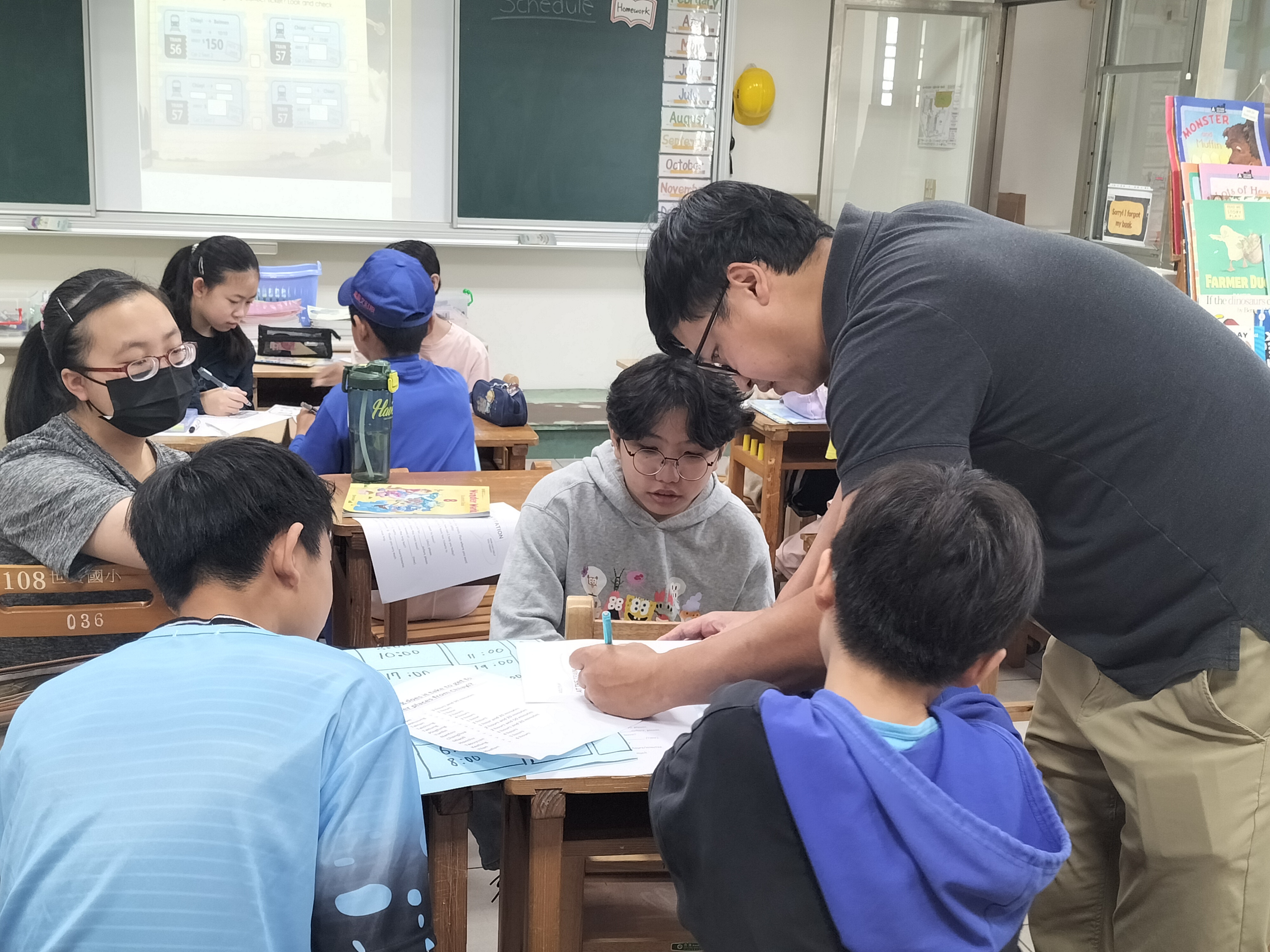 Rod老師協助各組練習口說(2)