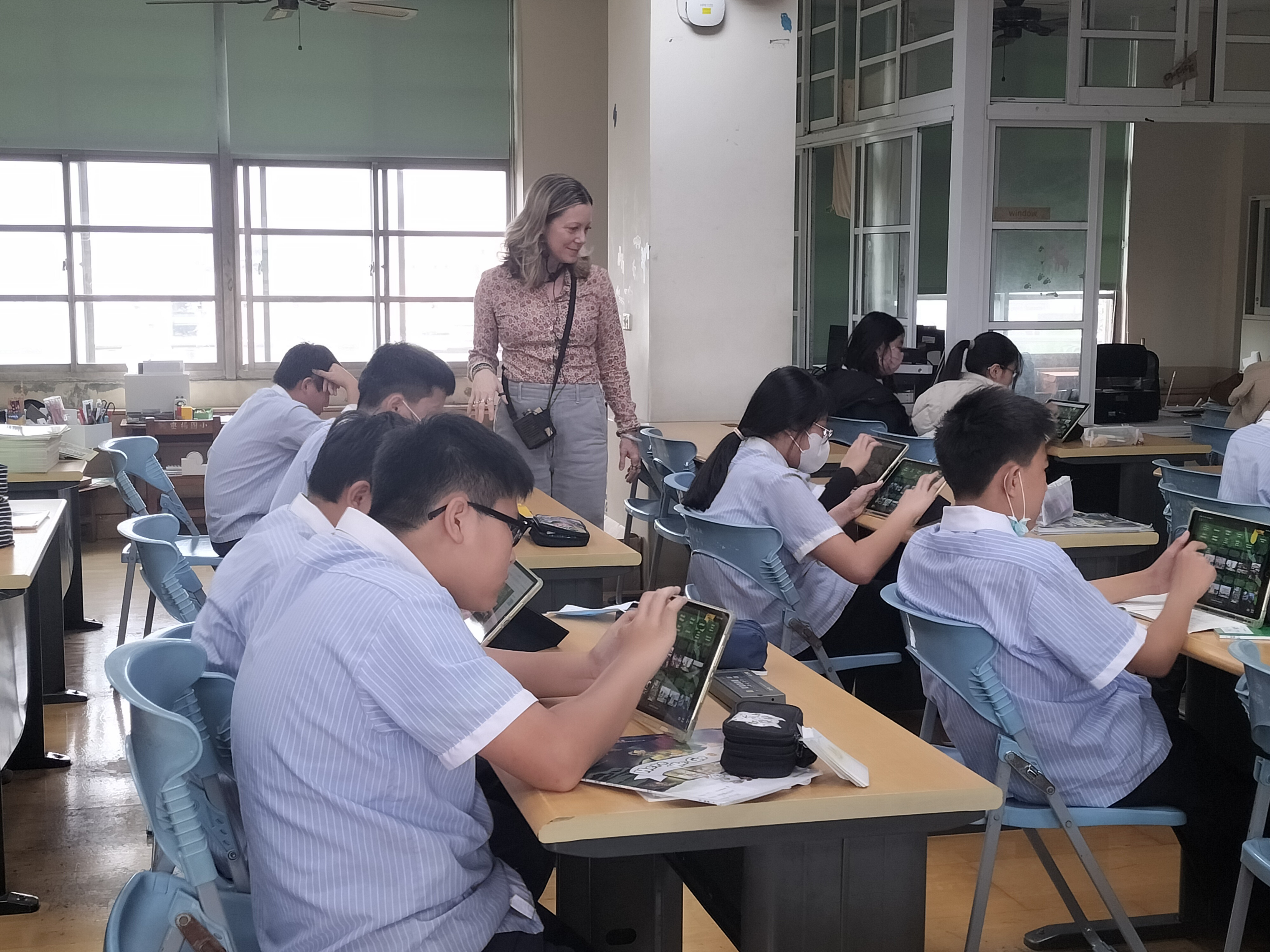 同學們用平板玩老師設計的小遊戲