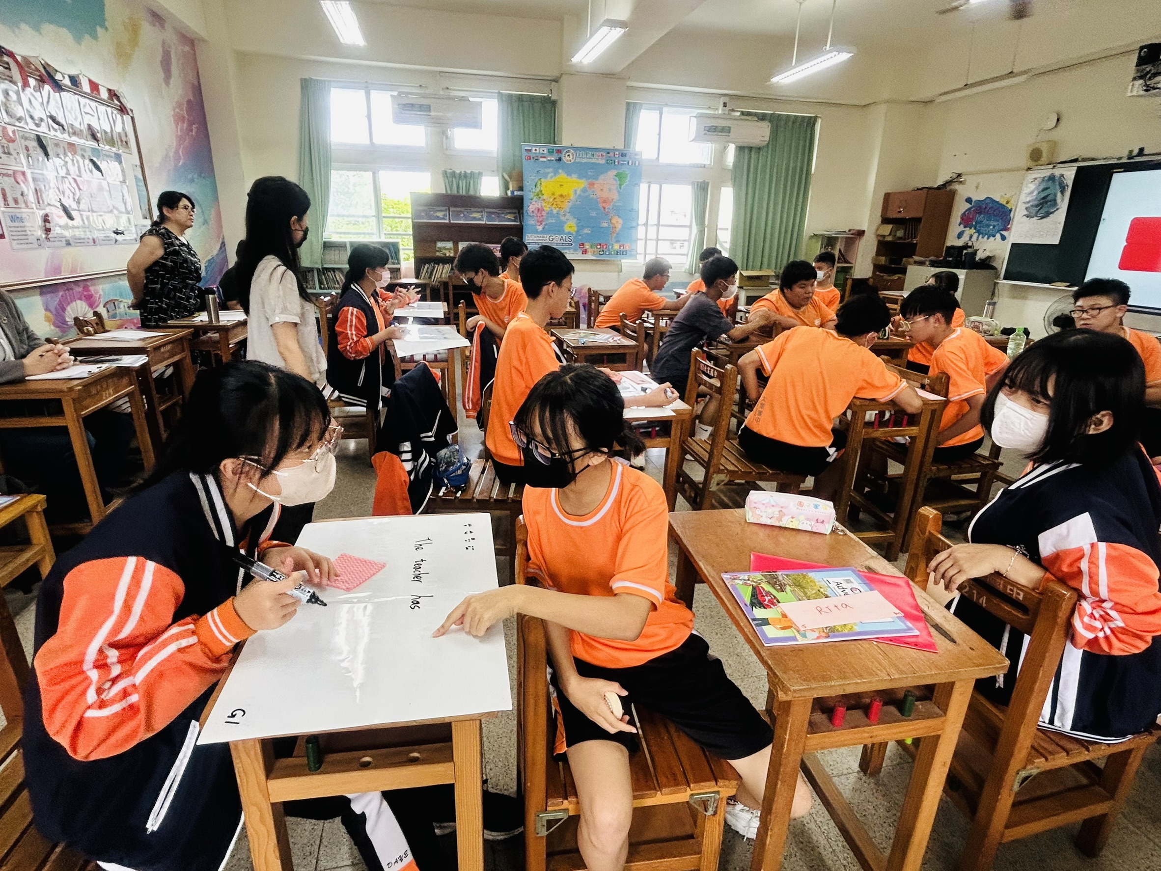 學生傳遞句子並寫下來