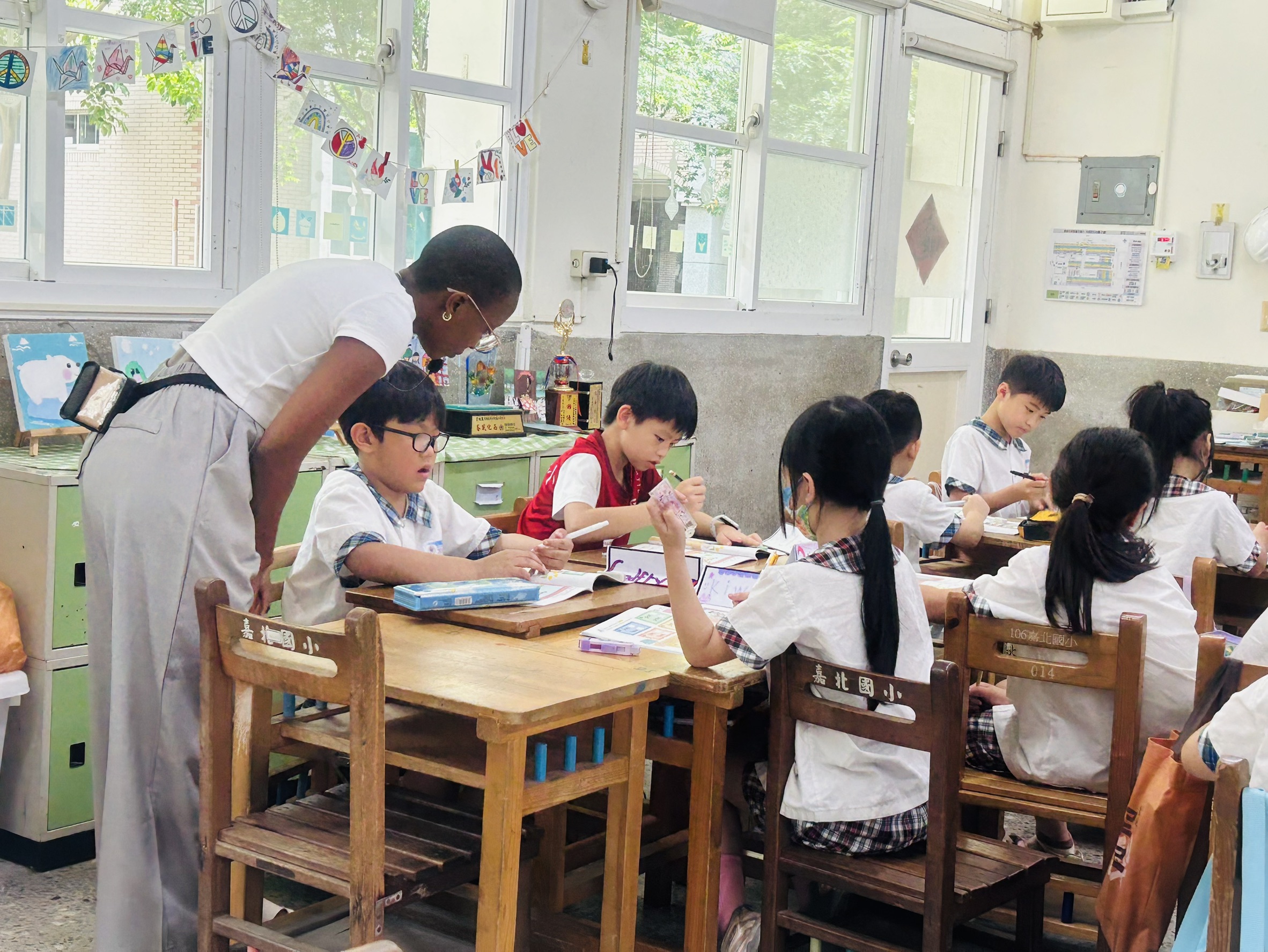 老師指導學生