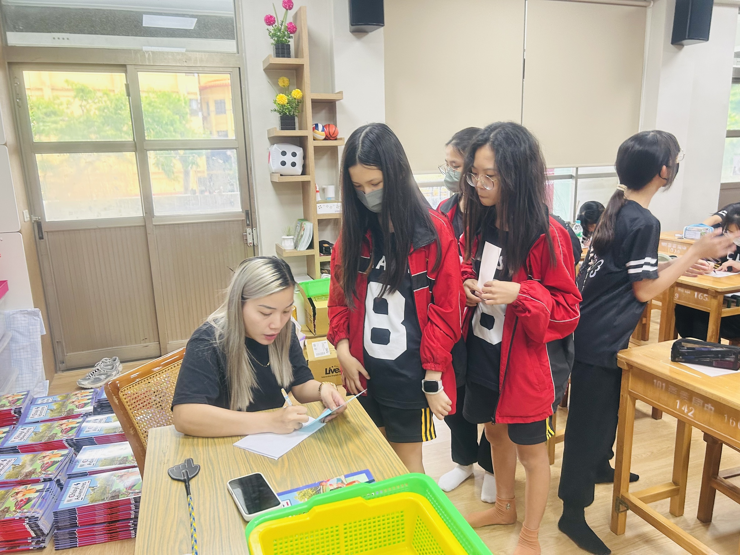 The teacher checks students' sentences