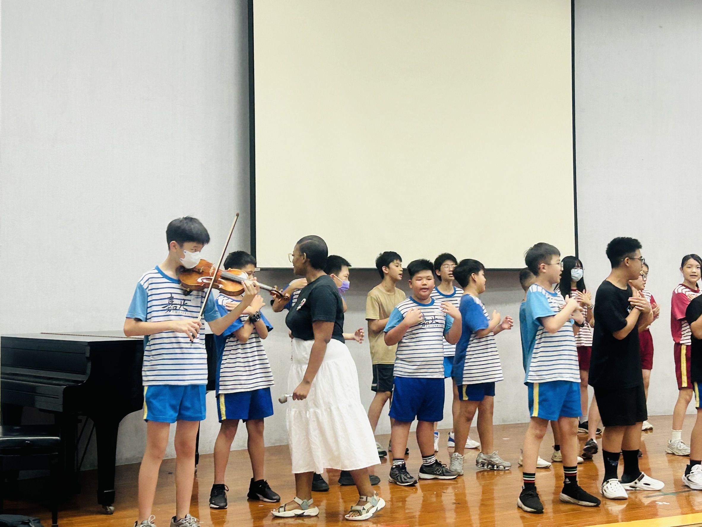 老師檢查學生的發音