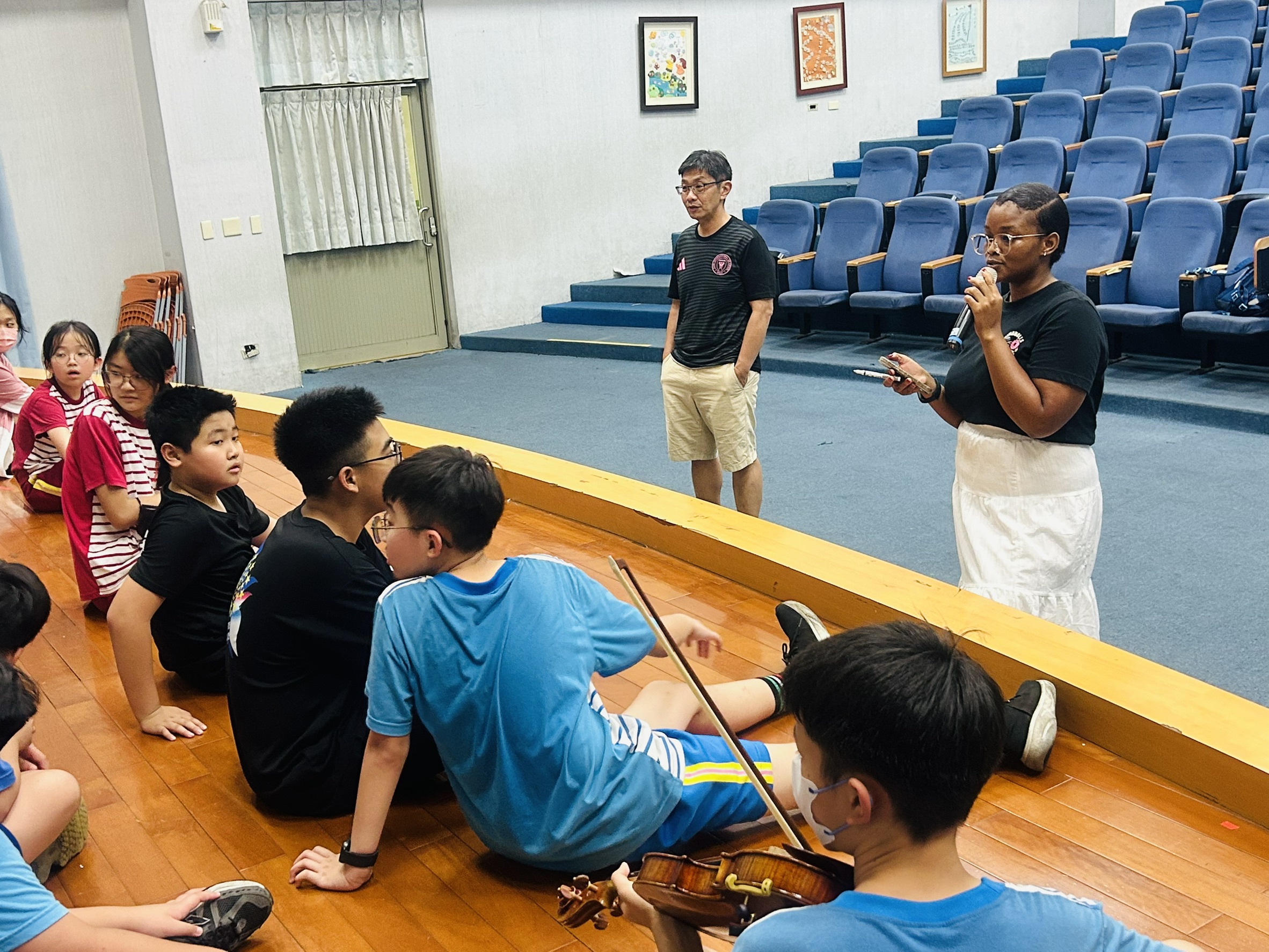 Promise老師給予建議和校正學生的發音