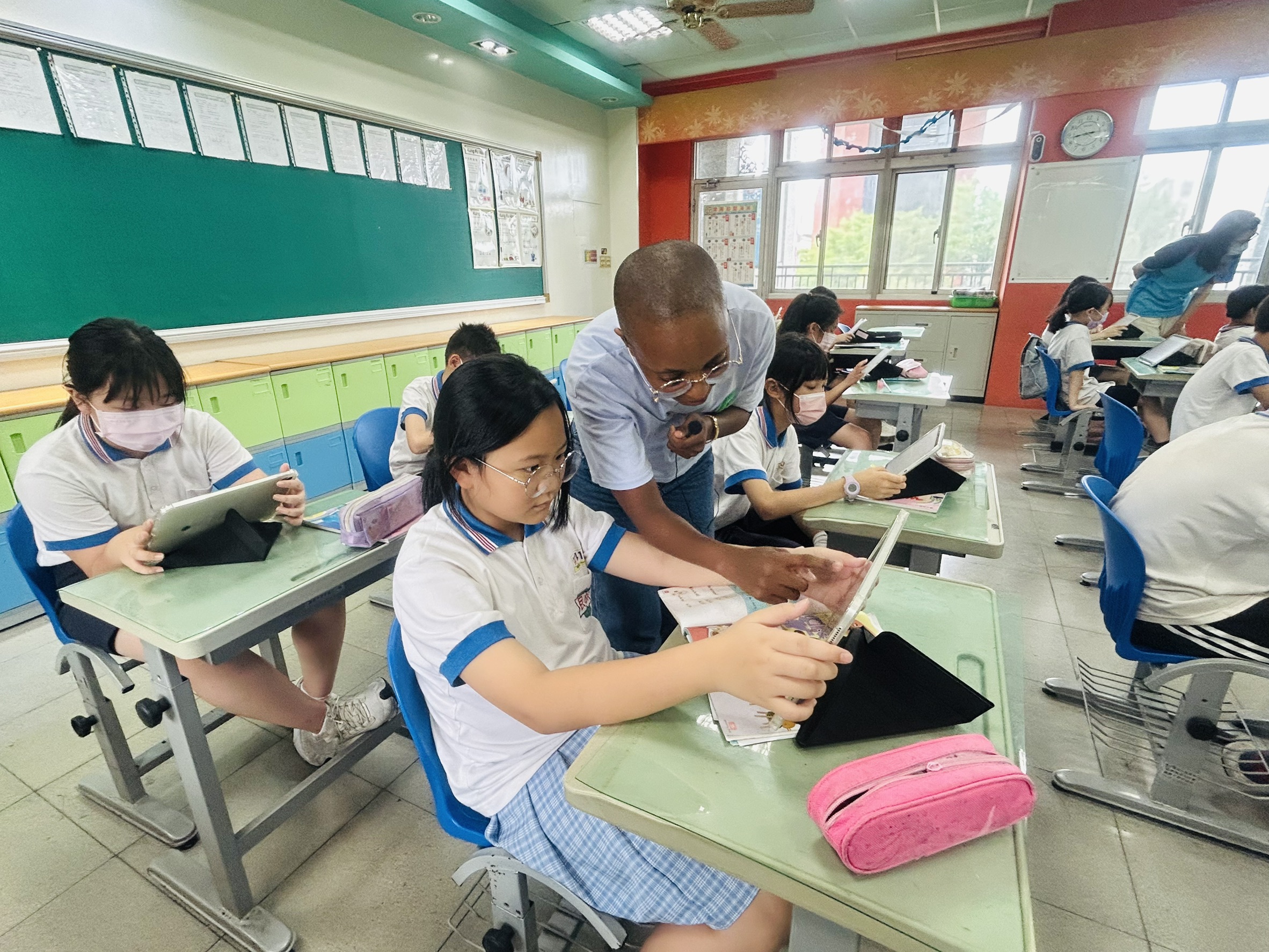 老師指導學生