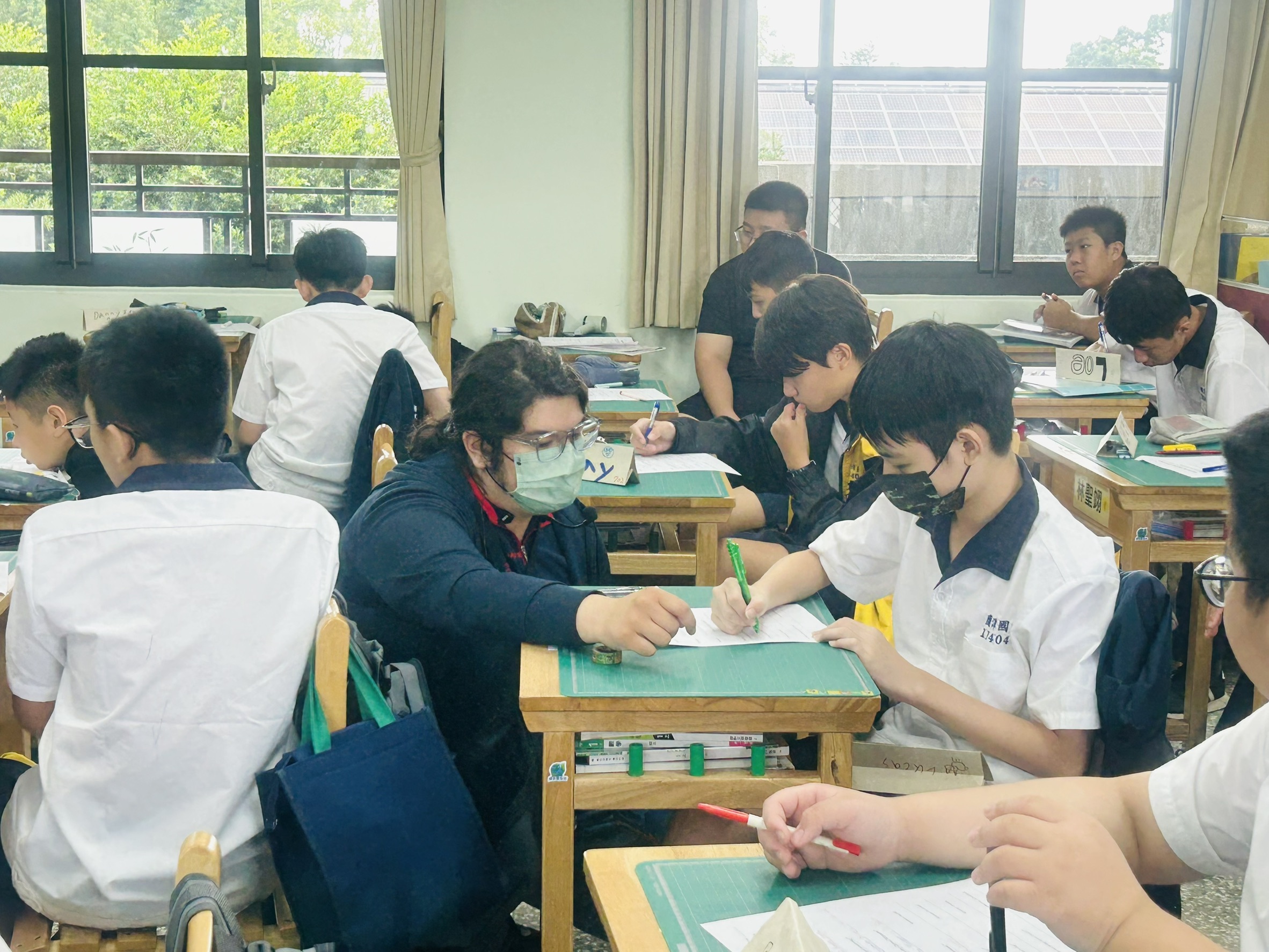 老師指導學生
