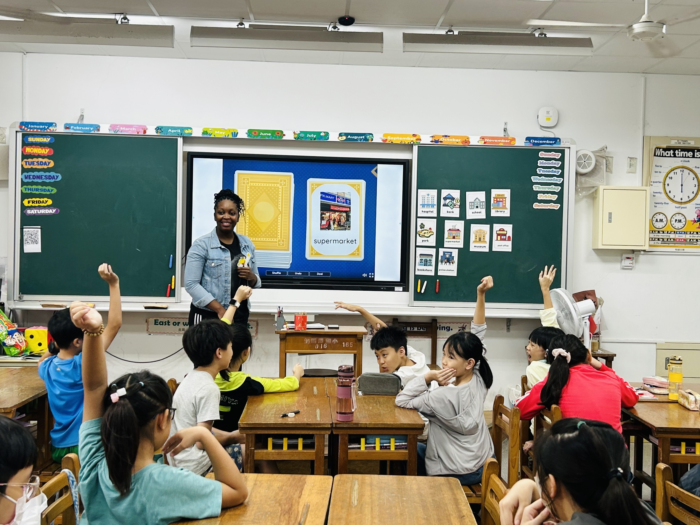 students answer the teacher's question