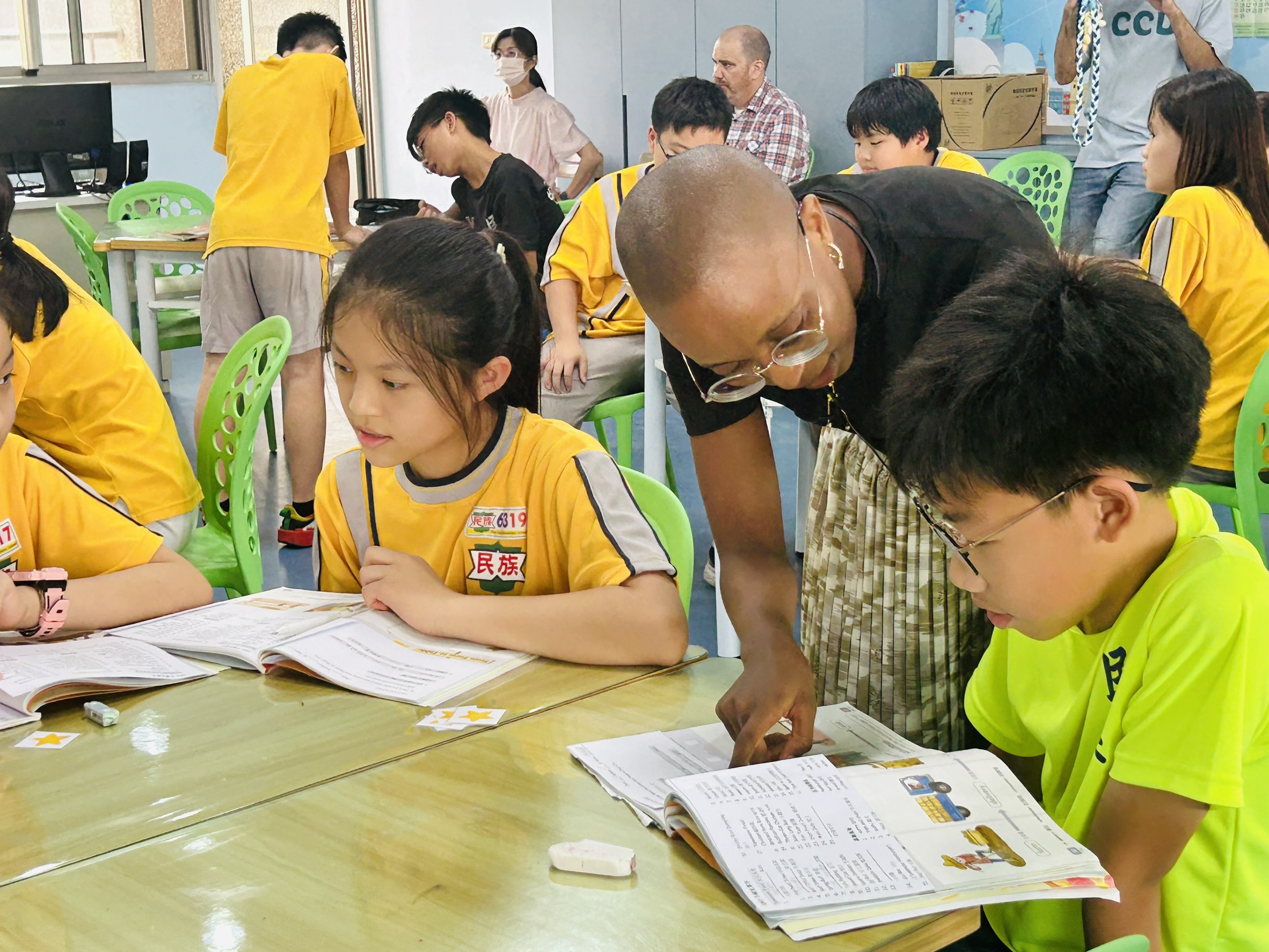 The teacher guide students