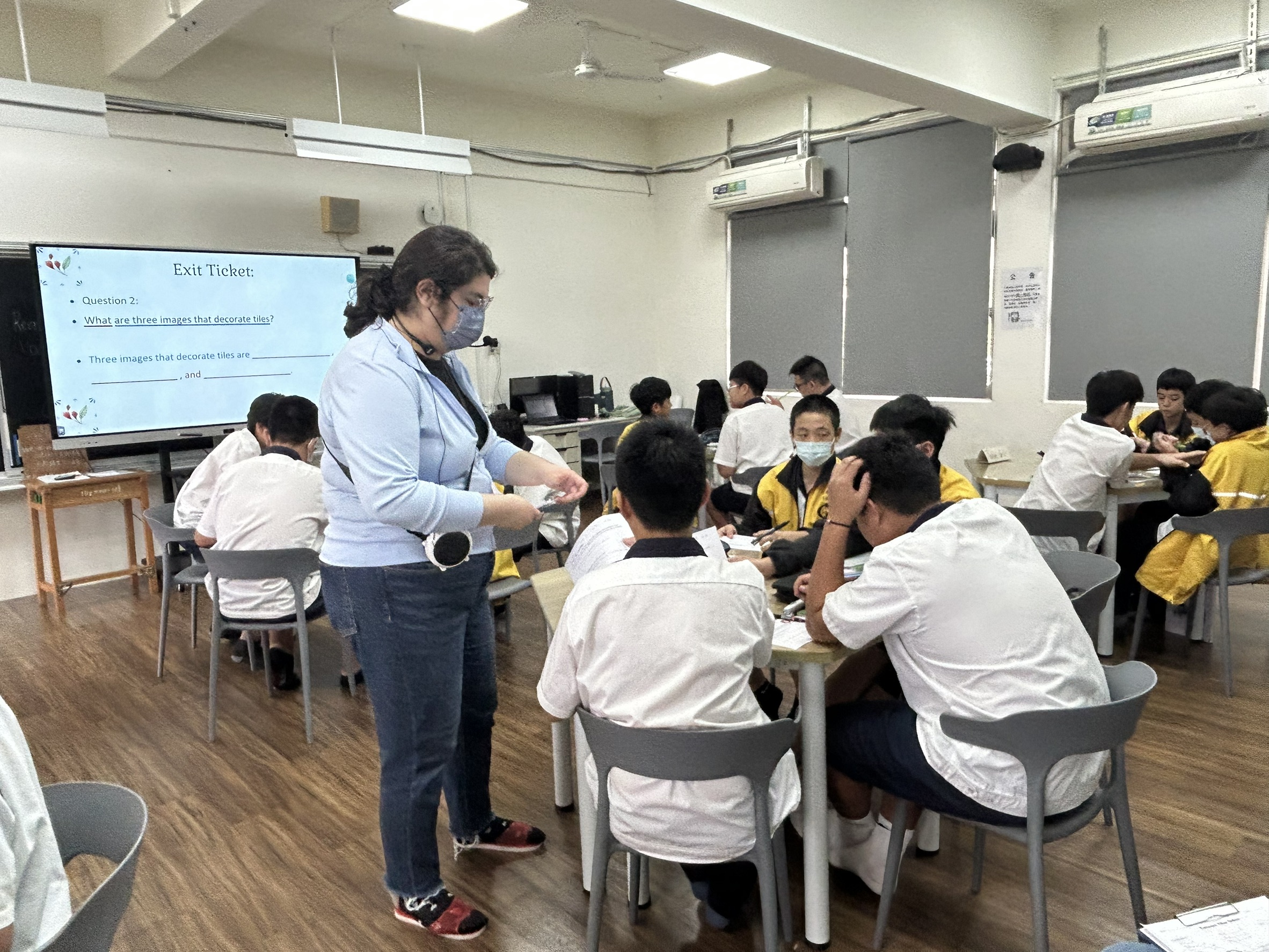 老師檢查學生任務