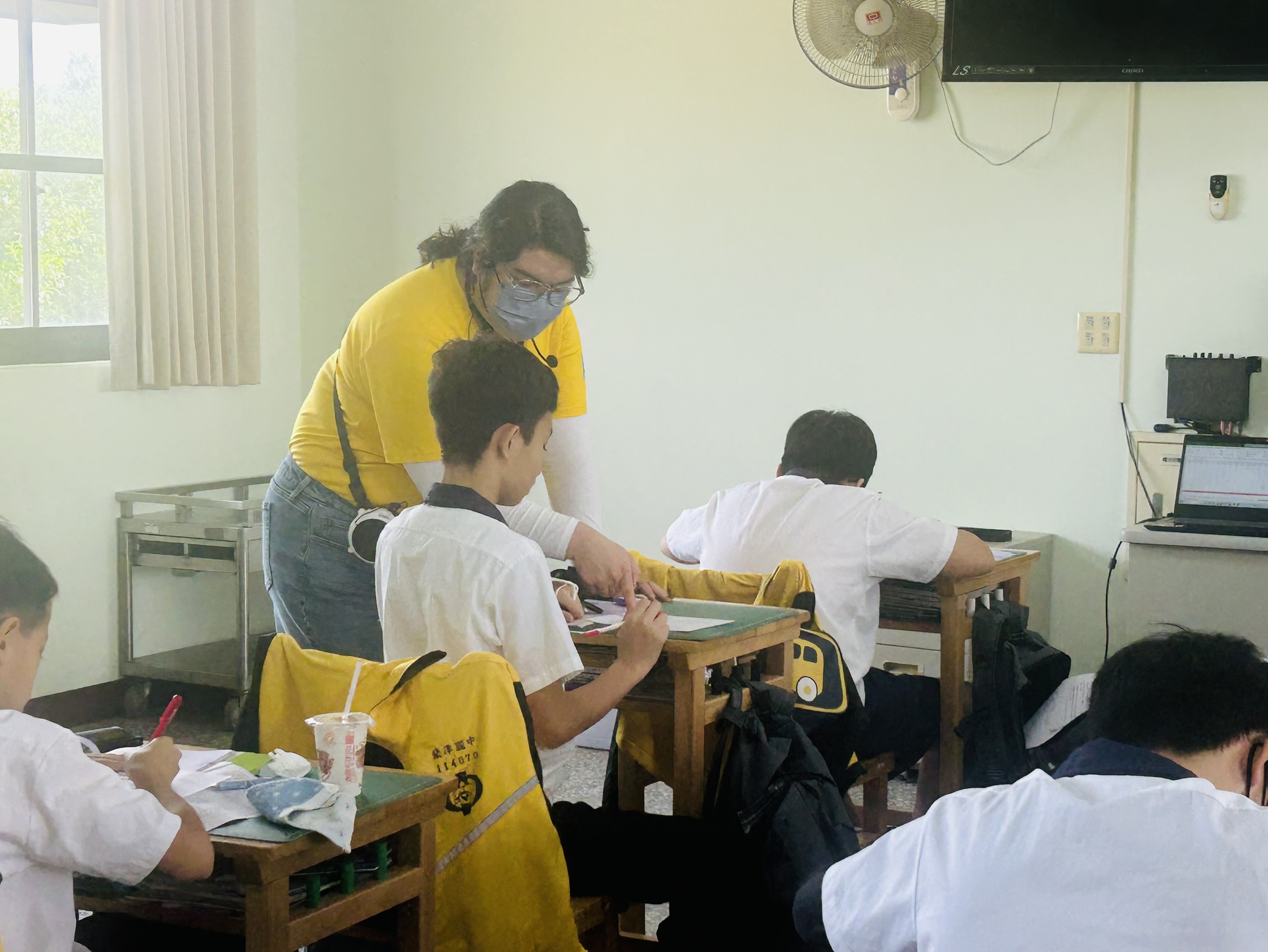 The teacher guide students