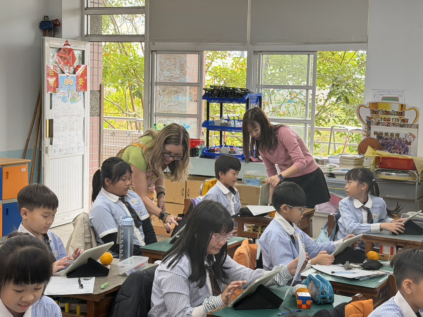 Assisting students with filming2