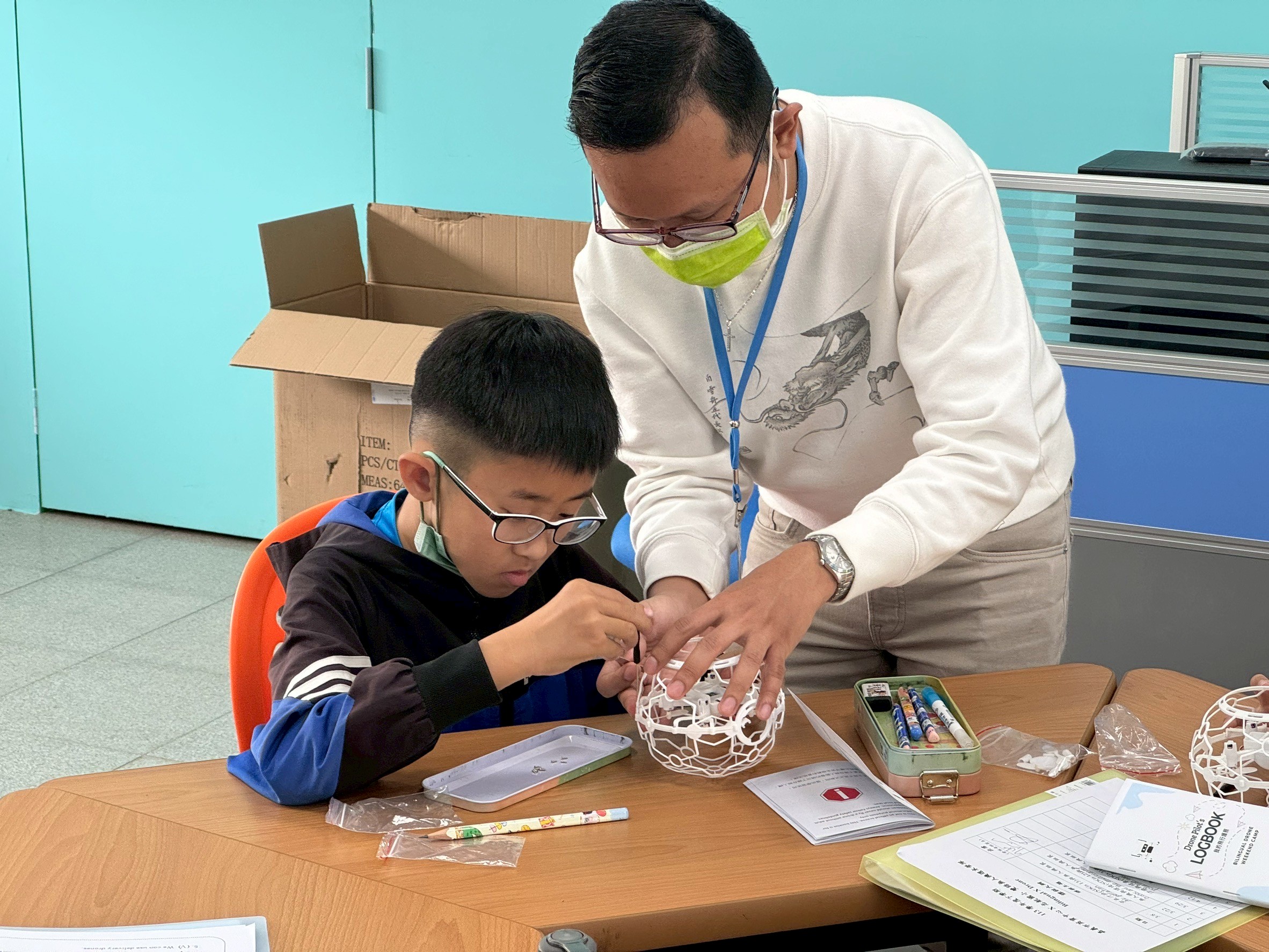 Aldi老師 協助組裝無人機