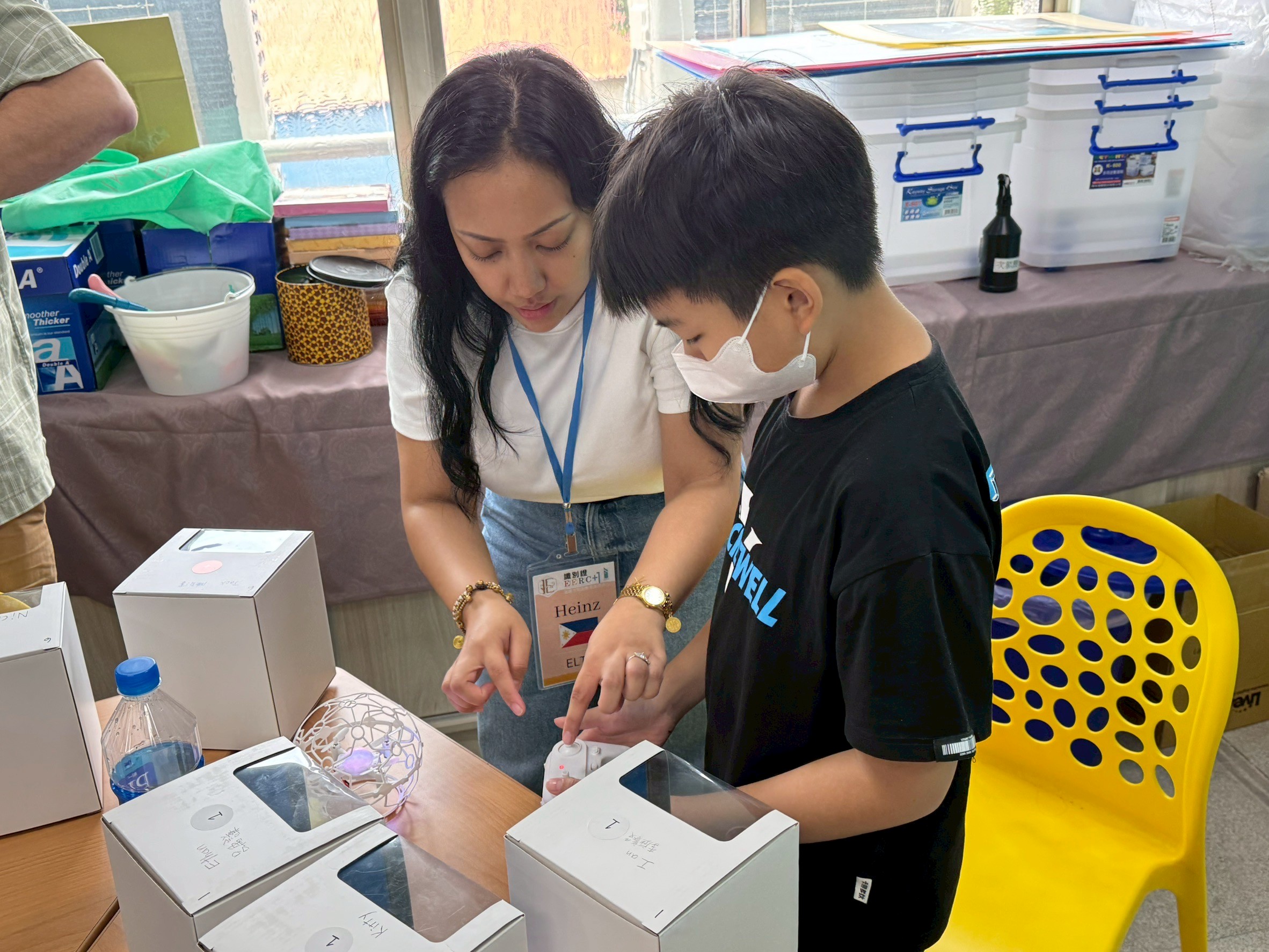 Heinz老師 協助無人機組裝