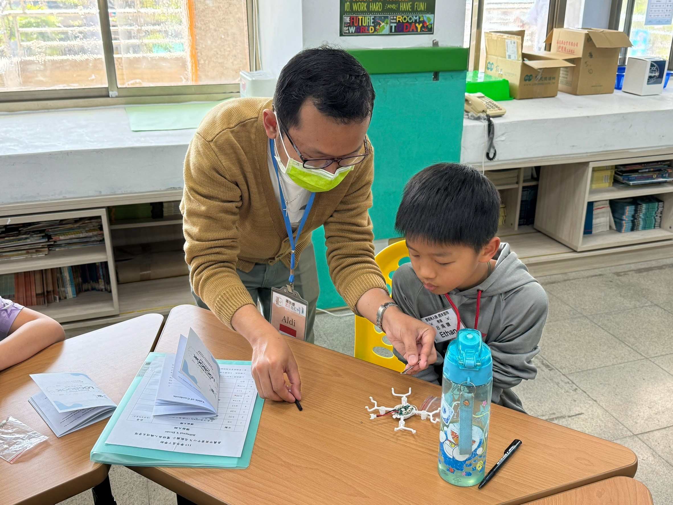 Aldi老師協助學員