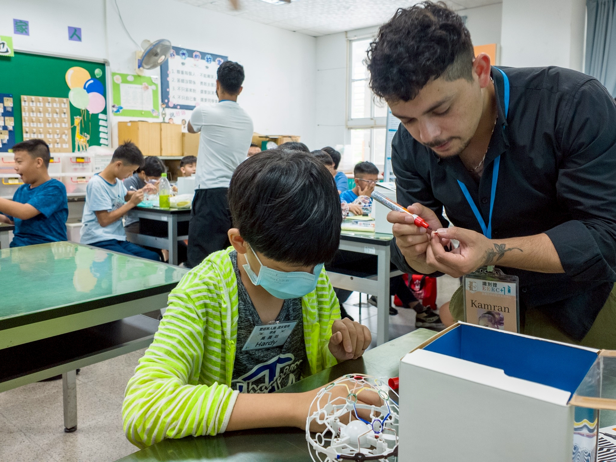 學員無人機上色