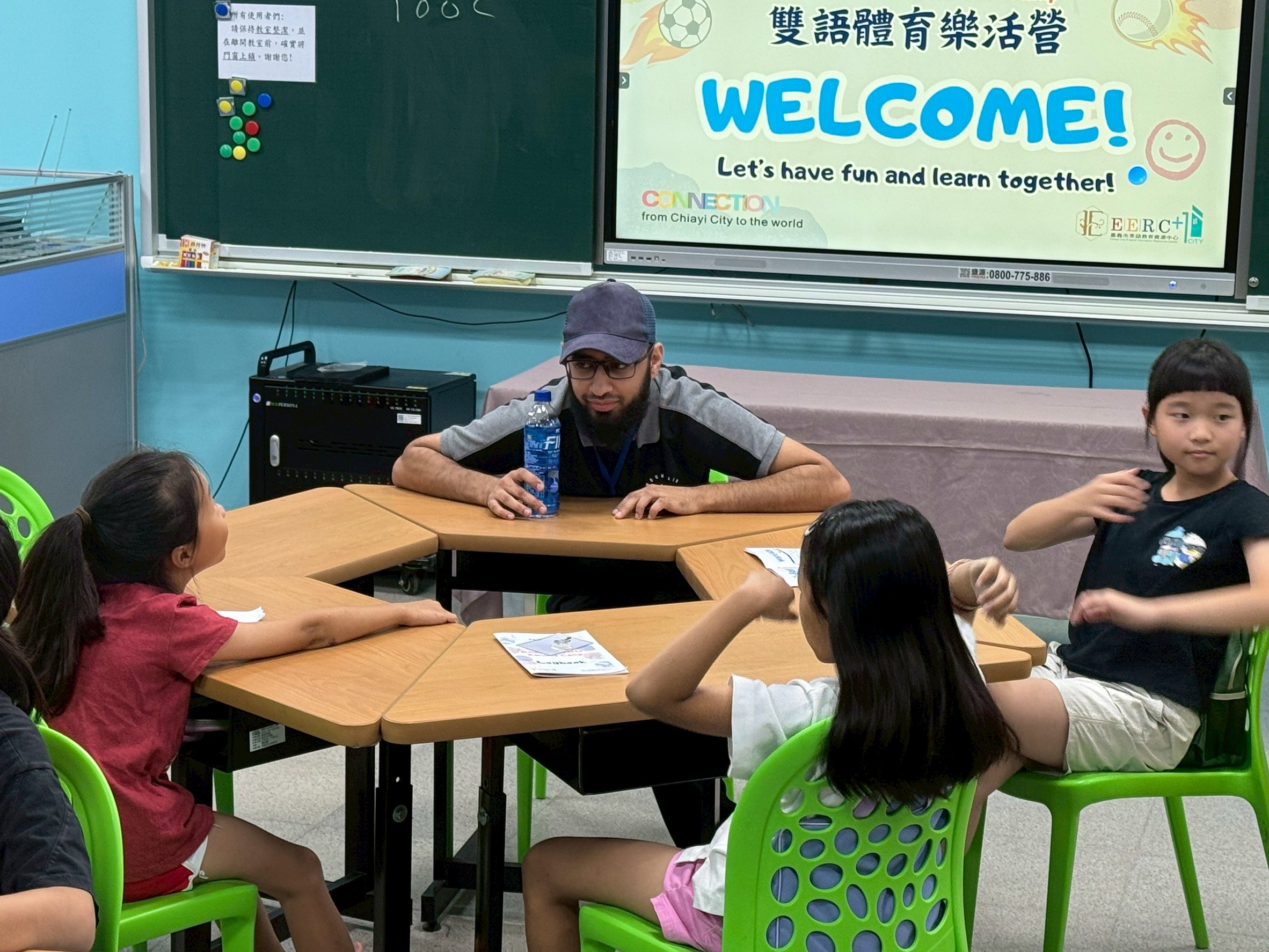 Umar老師 與學生互動