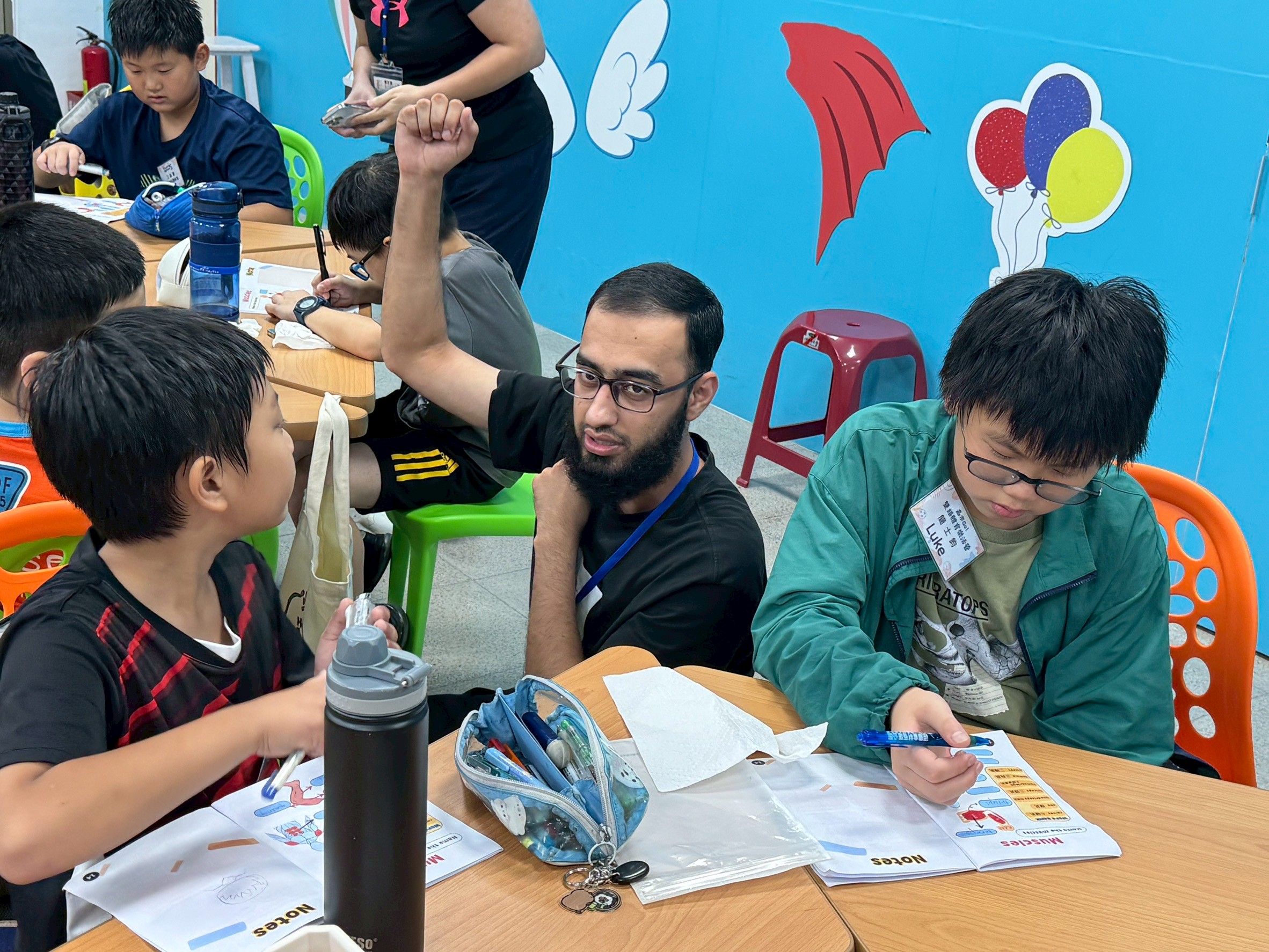 Umar老師 協助學生