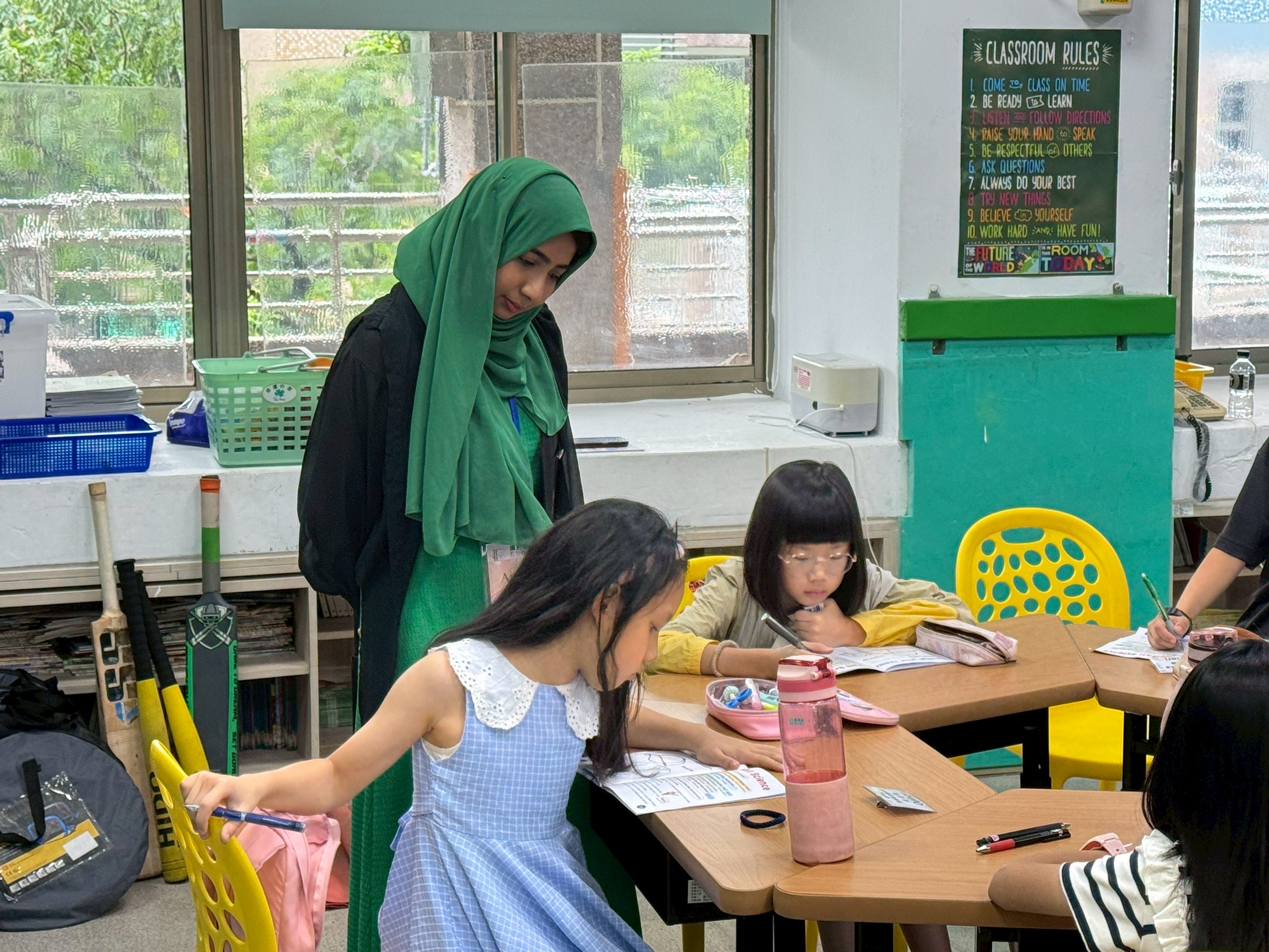 Amina老師 協助學生