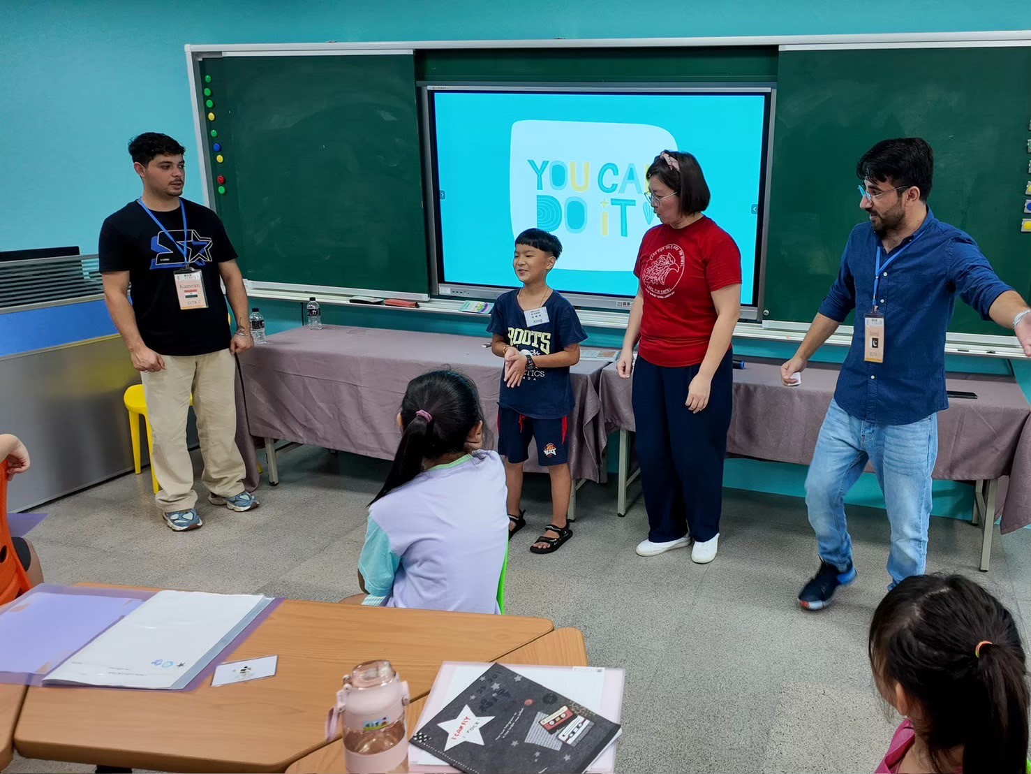 老師們與學生互動