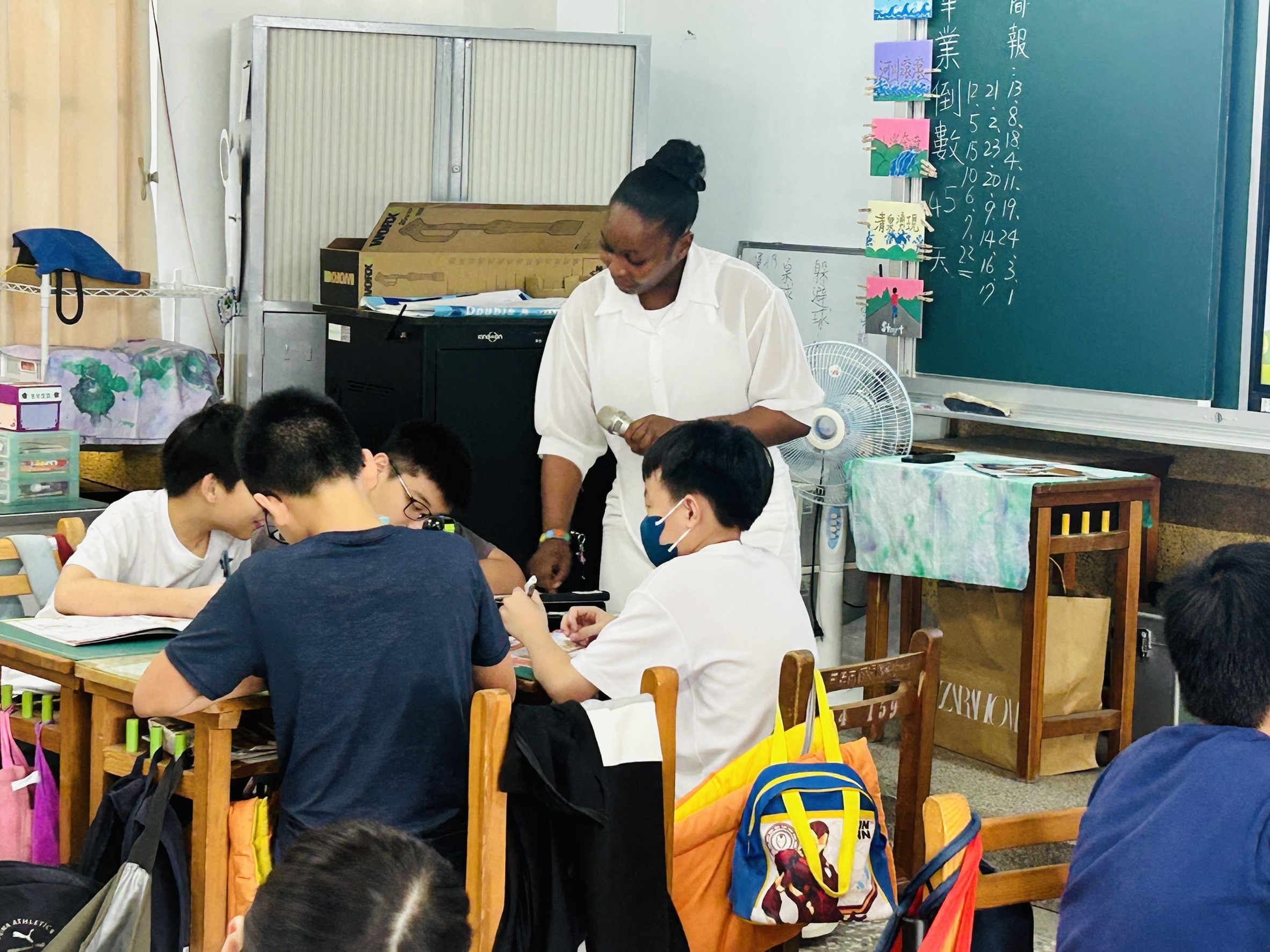 The teacher guide students