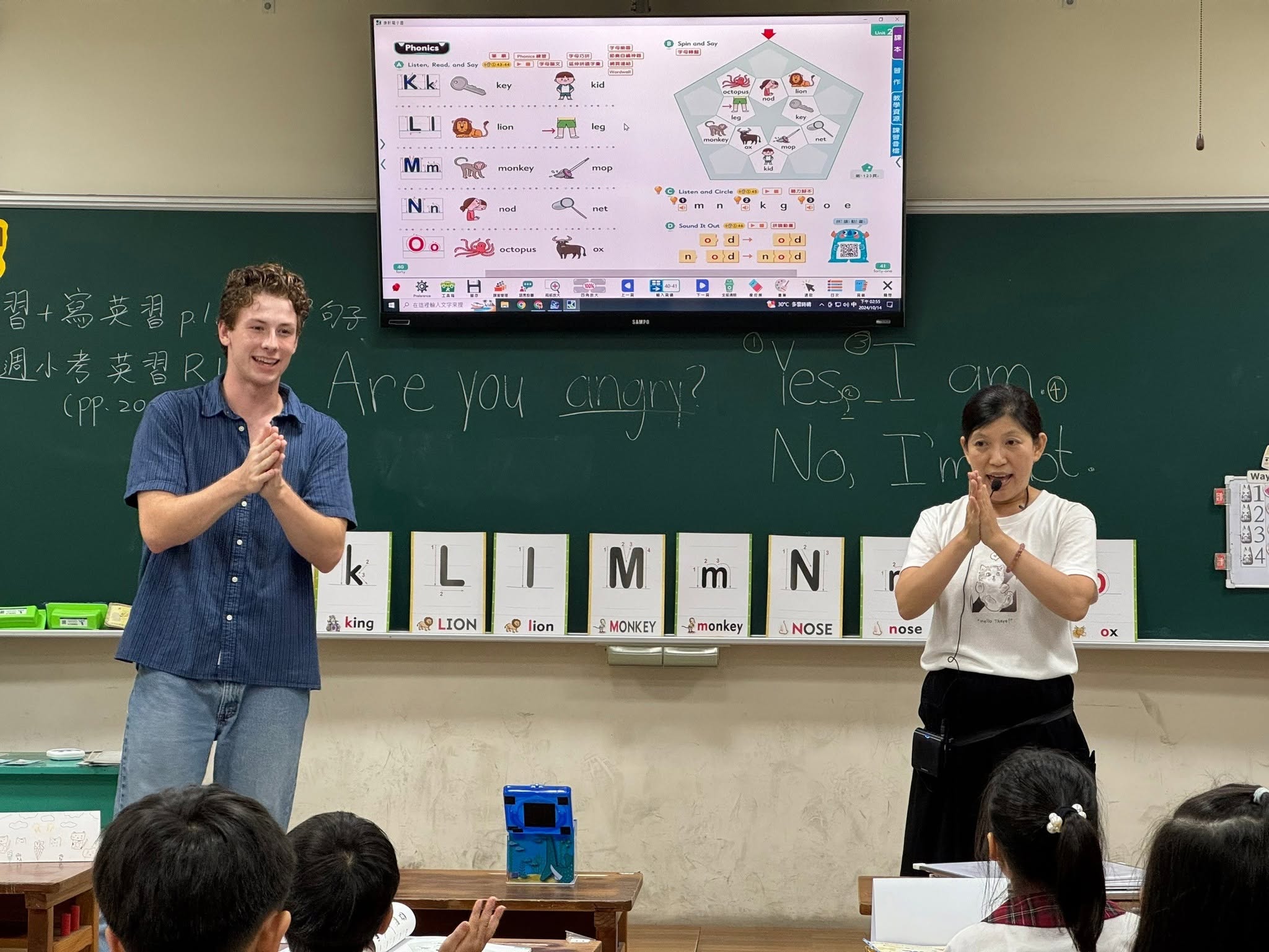 Nathan與協同老師一起教學