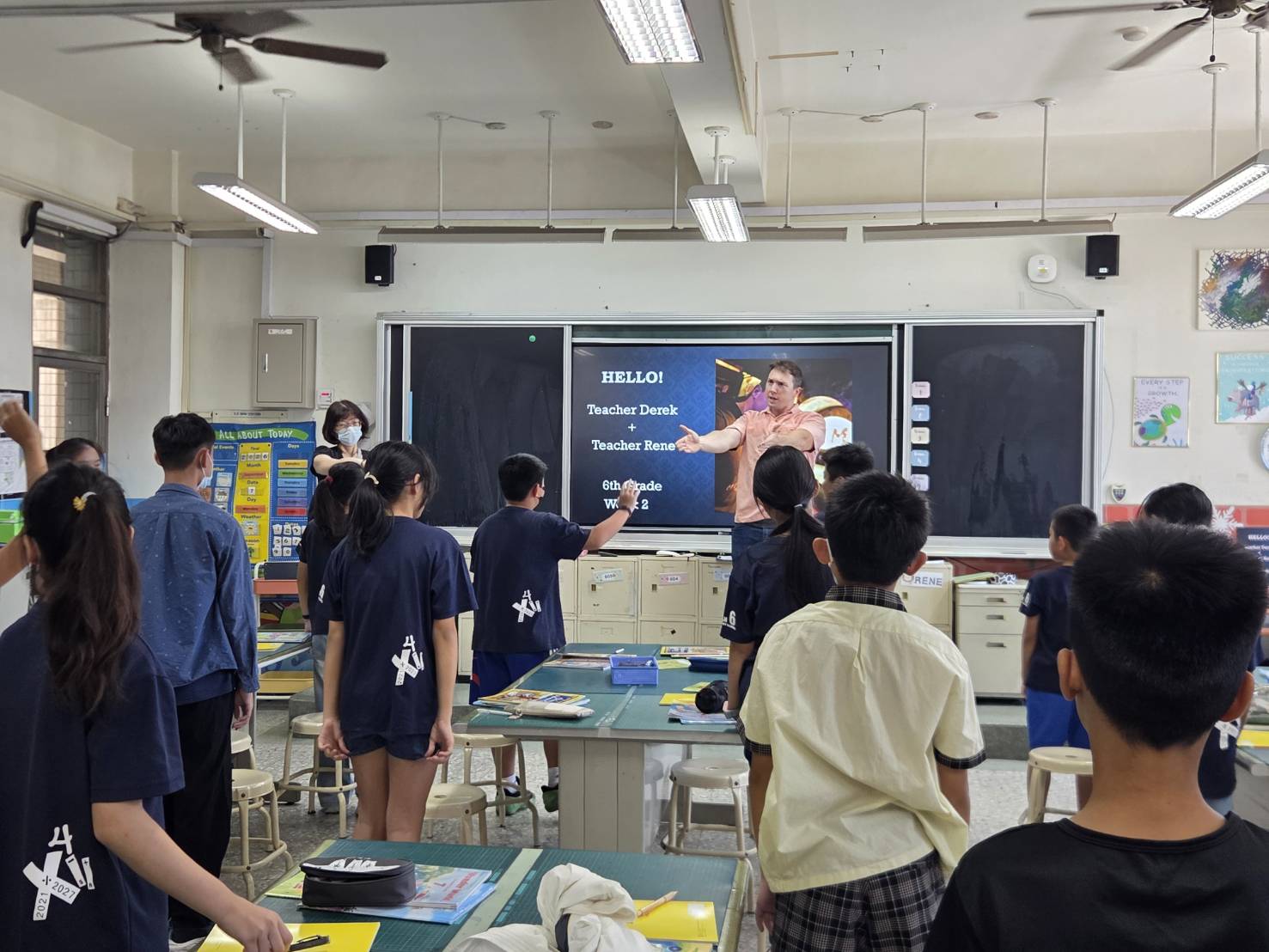 老師帶領孩子數節拍、打招呼熱身