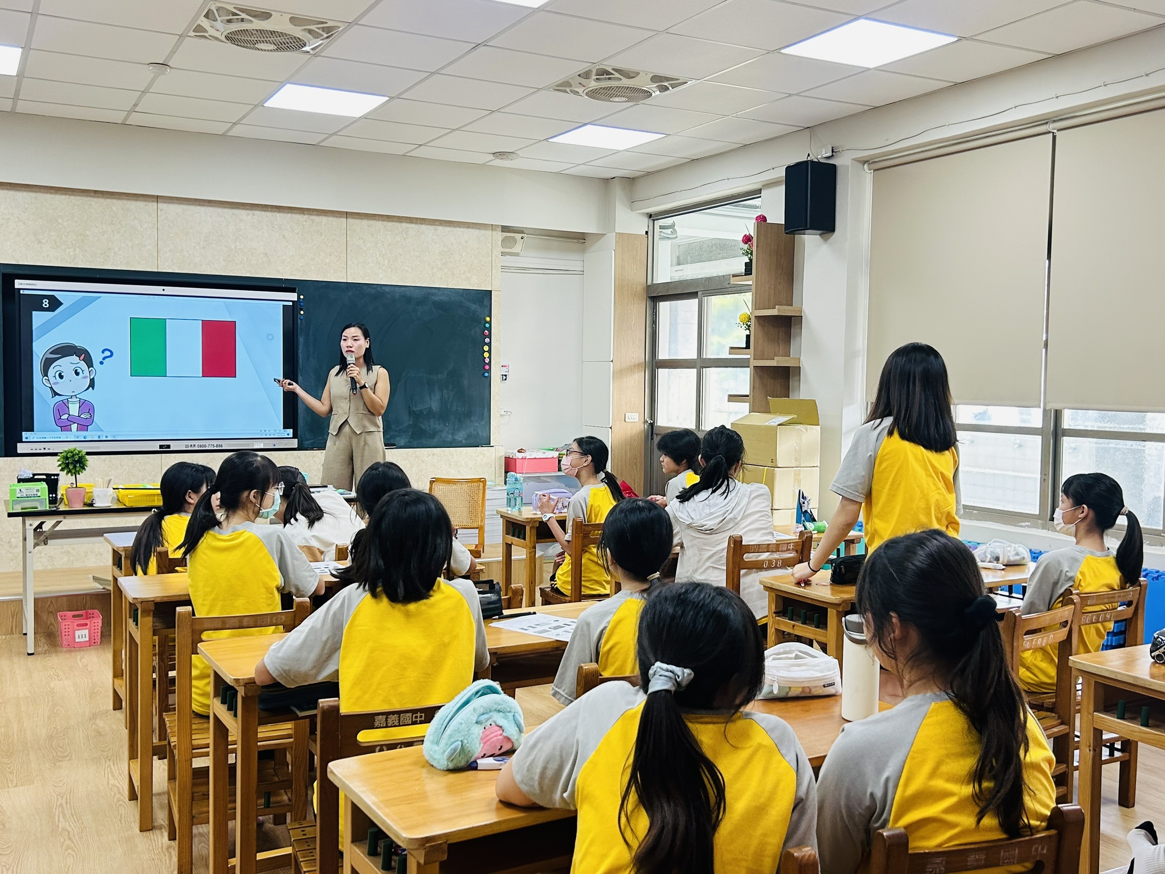 the students answer the teacher's question